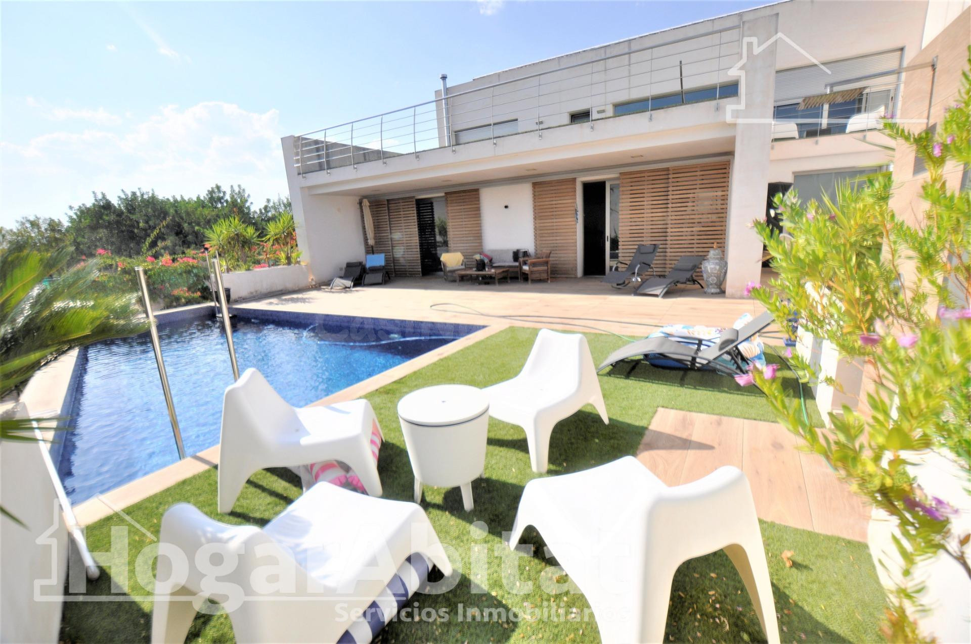 ¡CHALET ESPECTACULAR! CON TERRAZA, PISCINA Y GARAJE, CERCA D