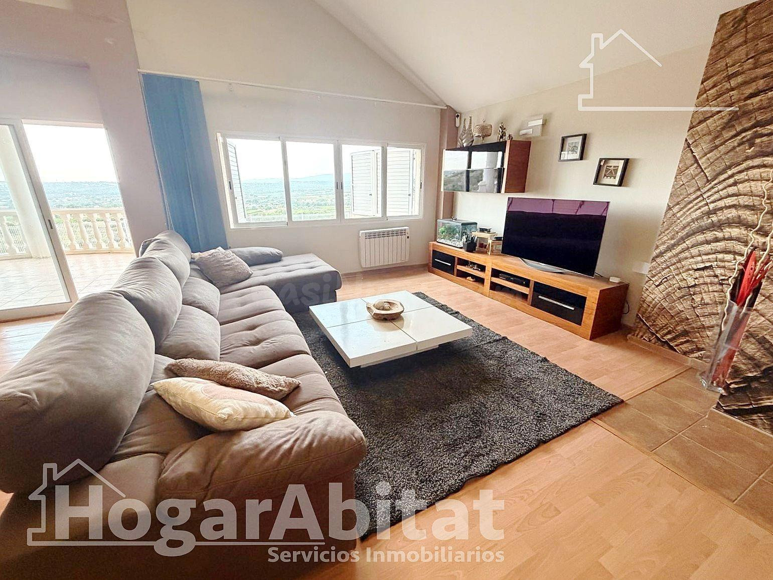 ¡ENCANTADOR CHALET! AMPLIO Y SOFISTICADO CON PISCINA, GARAJE
