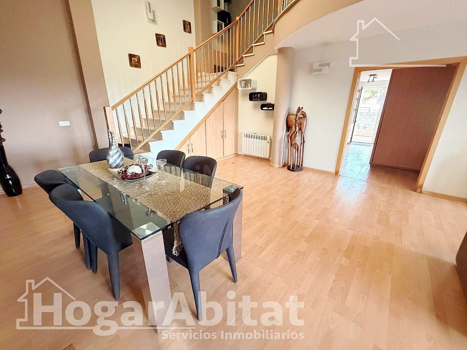 ¡ENCANTADOR CHALET! AMPLIO Y SOFISTICADO CON PISCINA, GARAJE - foto 4