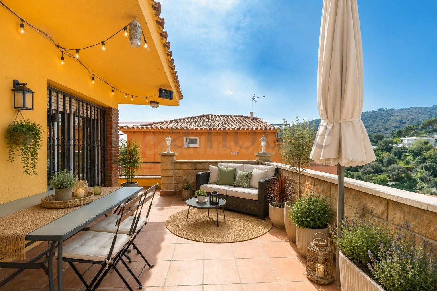 CHALET DE SEIS PLANTAS CON ASOMBROSAS VISTAS Y PISCINA PRIVA