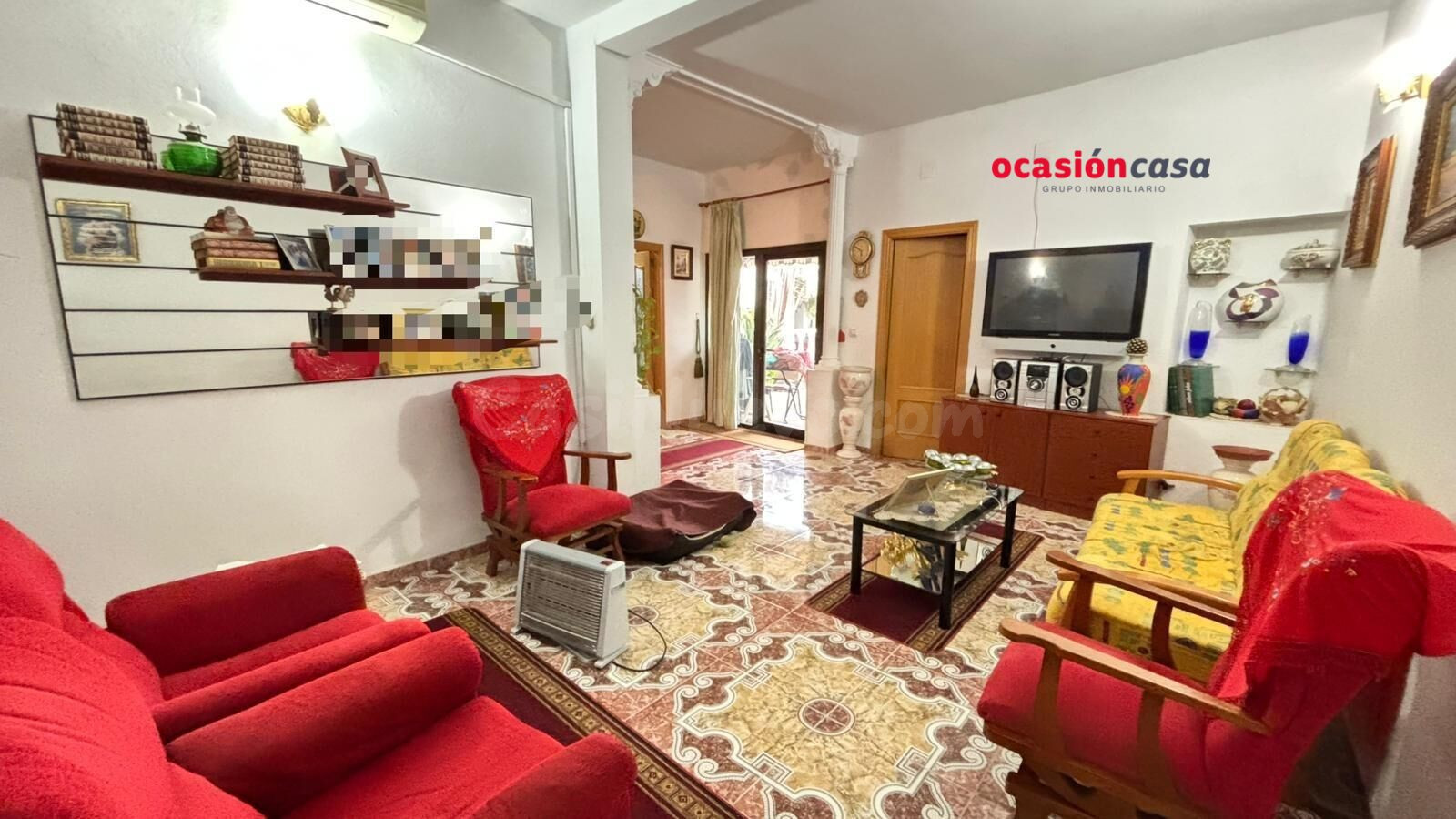 CASA CON COCHERA Y GRAN PATIO A LA VENTA - foto 2