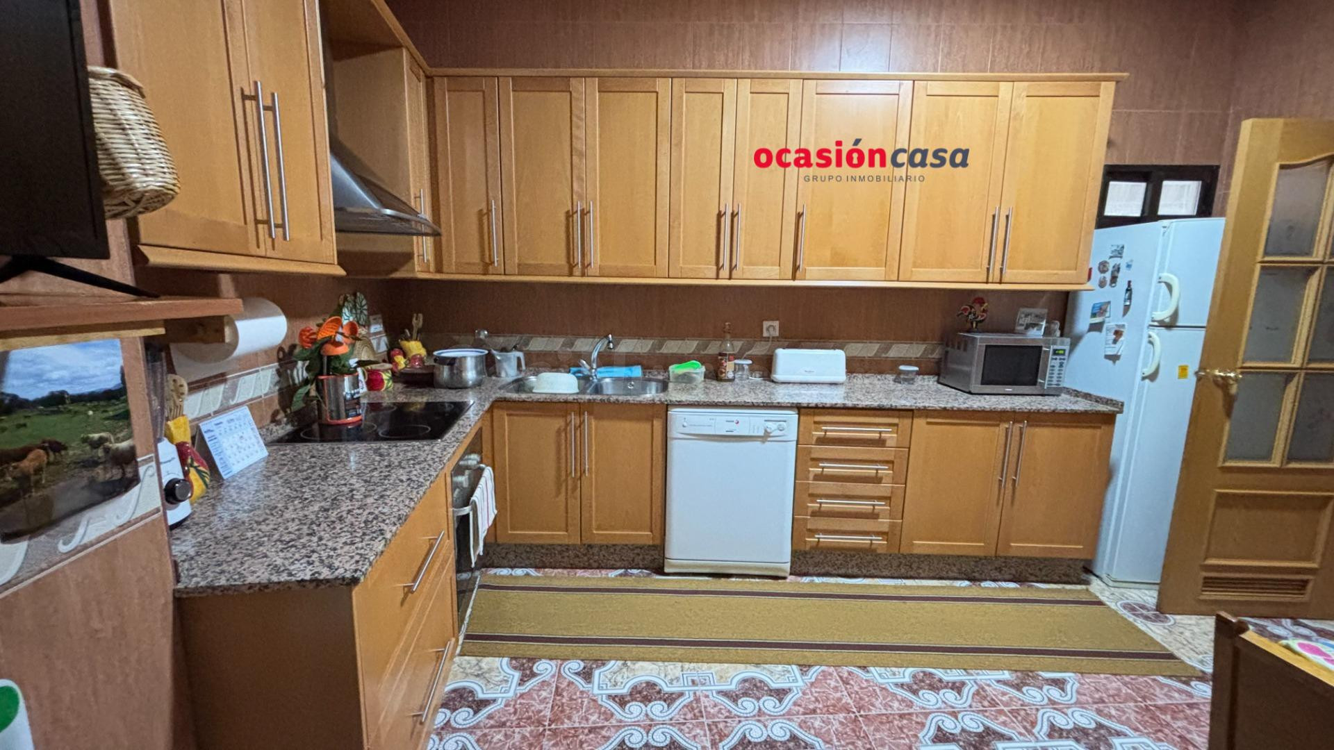 CASA CON COCHERA Y GRAN PATIO A LA VENTA - foto 5