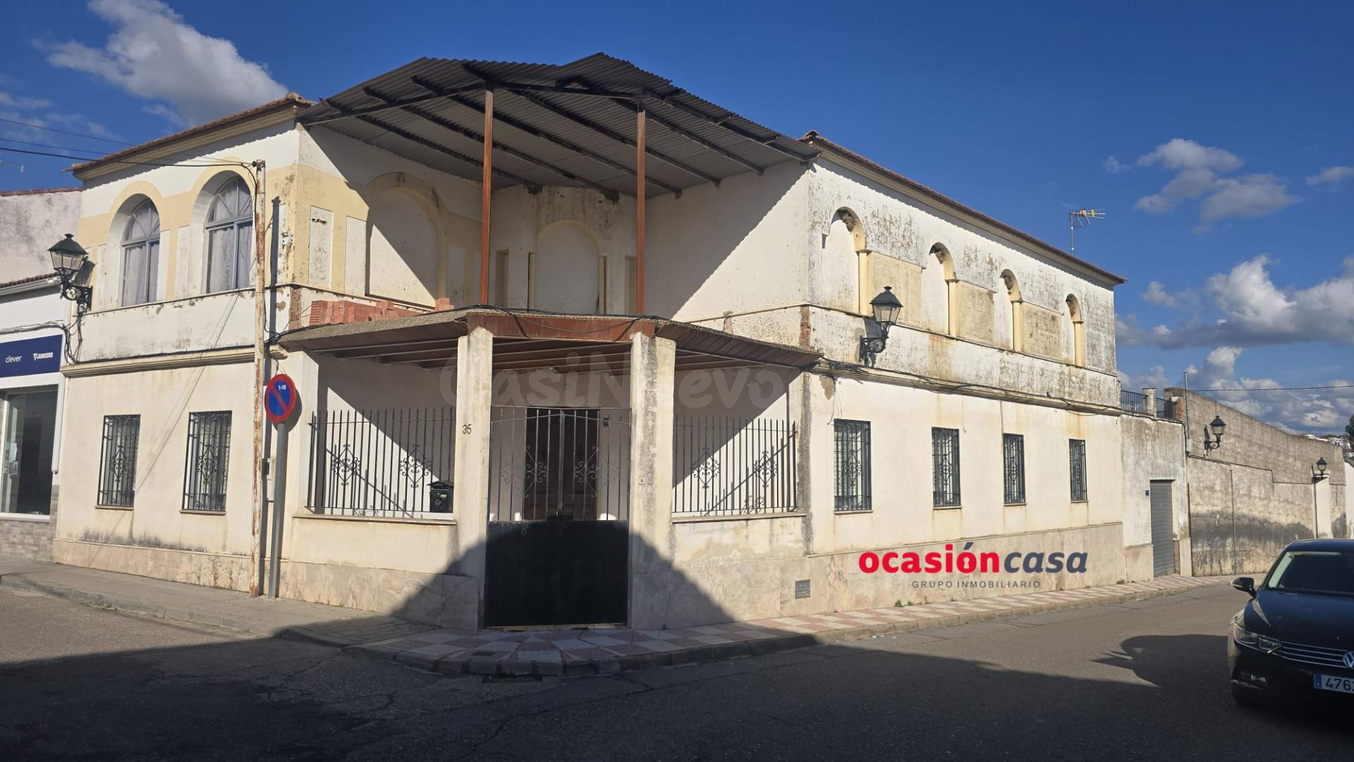 CASA DE 2 PLANTAS CON COCHERA A LA VENTA