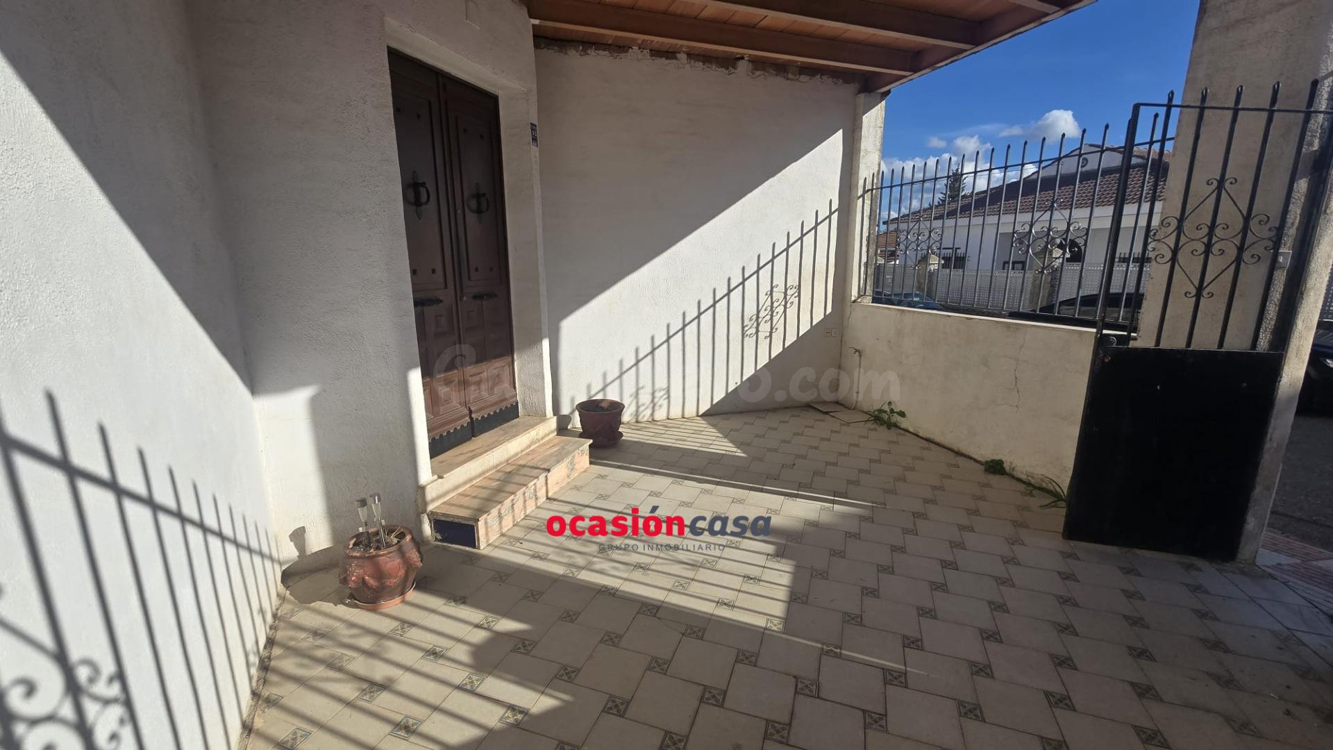 CASA DE 2 PLANTAS CON COCHERA A LA VENTA - foto 2