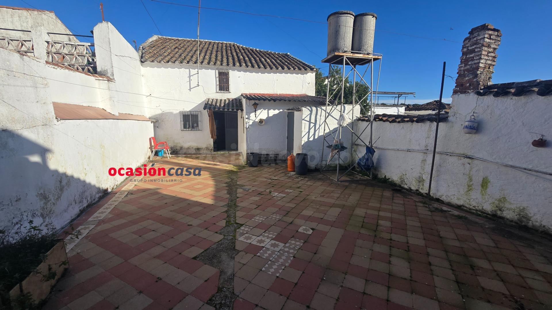 CASA CON COCHERA Y GRAN PATIO A LA VENTA