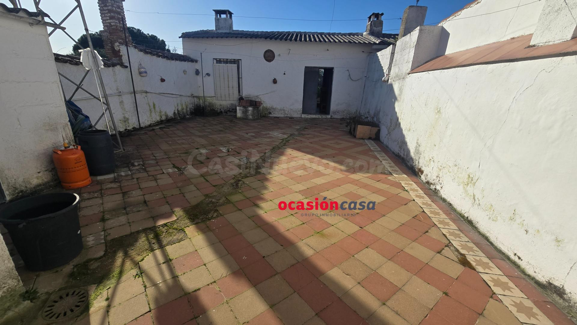 CASA CON COCHERA Y GRAN PATIO A LA VENTA - foto 2