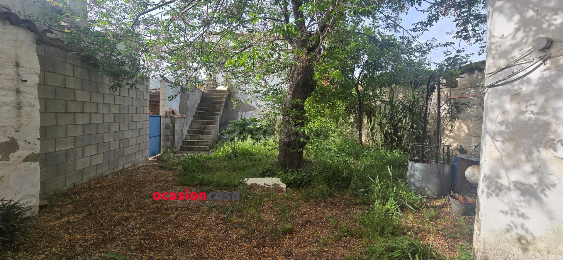 CASA CON GRAN PATIO Y COCHERA A LA VENTA