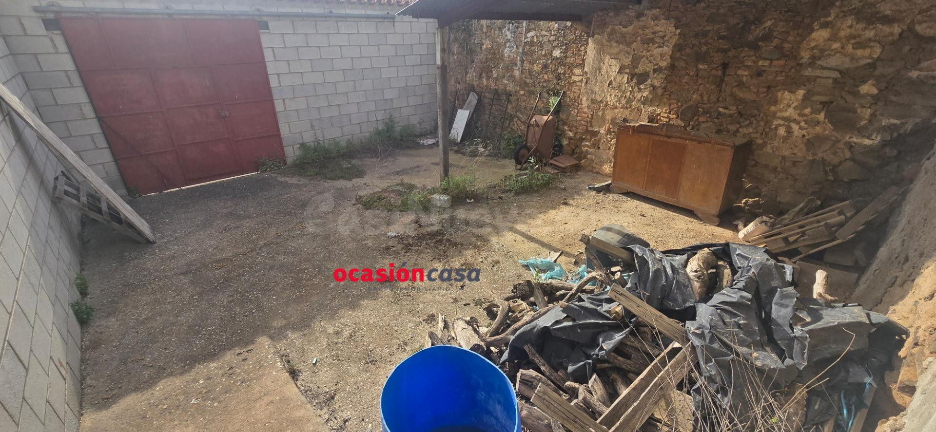 CASA CON GRAN PATIO Y COCHERA A LA VENTA - foto 3