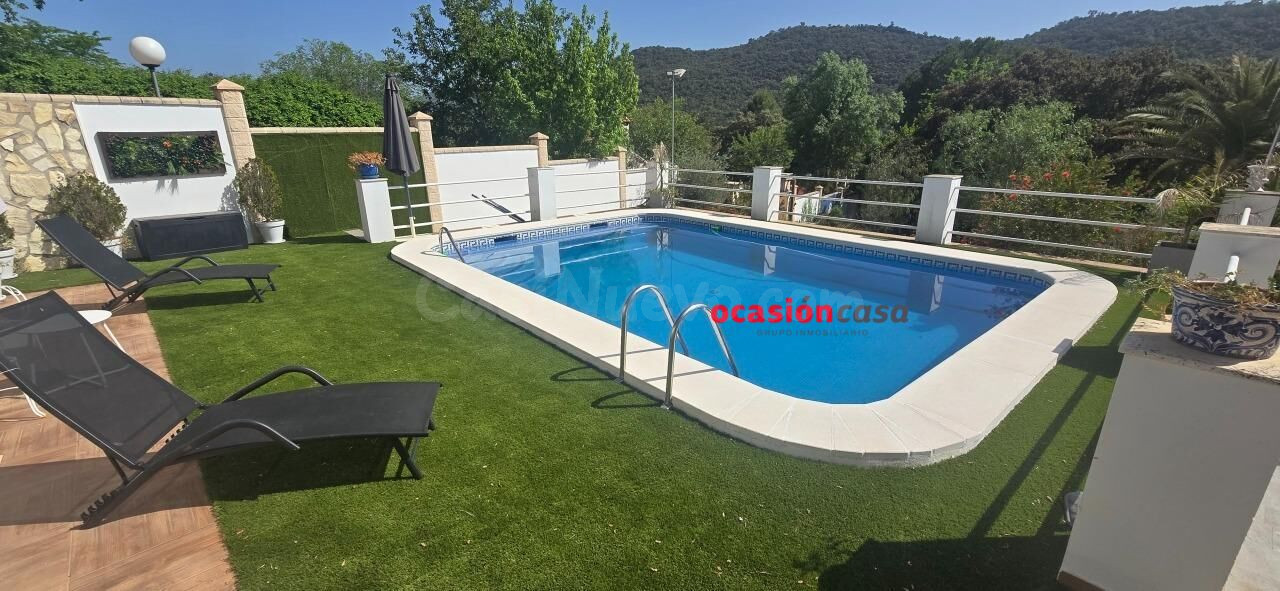CHALET URBANO CON PISCINA A LA VENTA