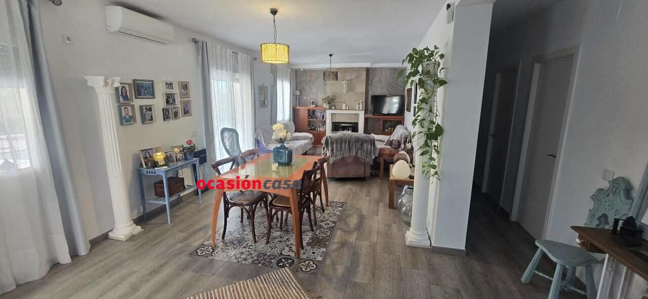 CHALET URBANO CON PISCINA A LA VENTA - foto 3
