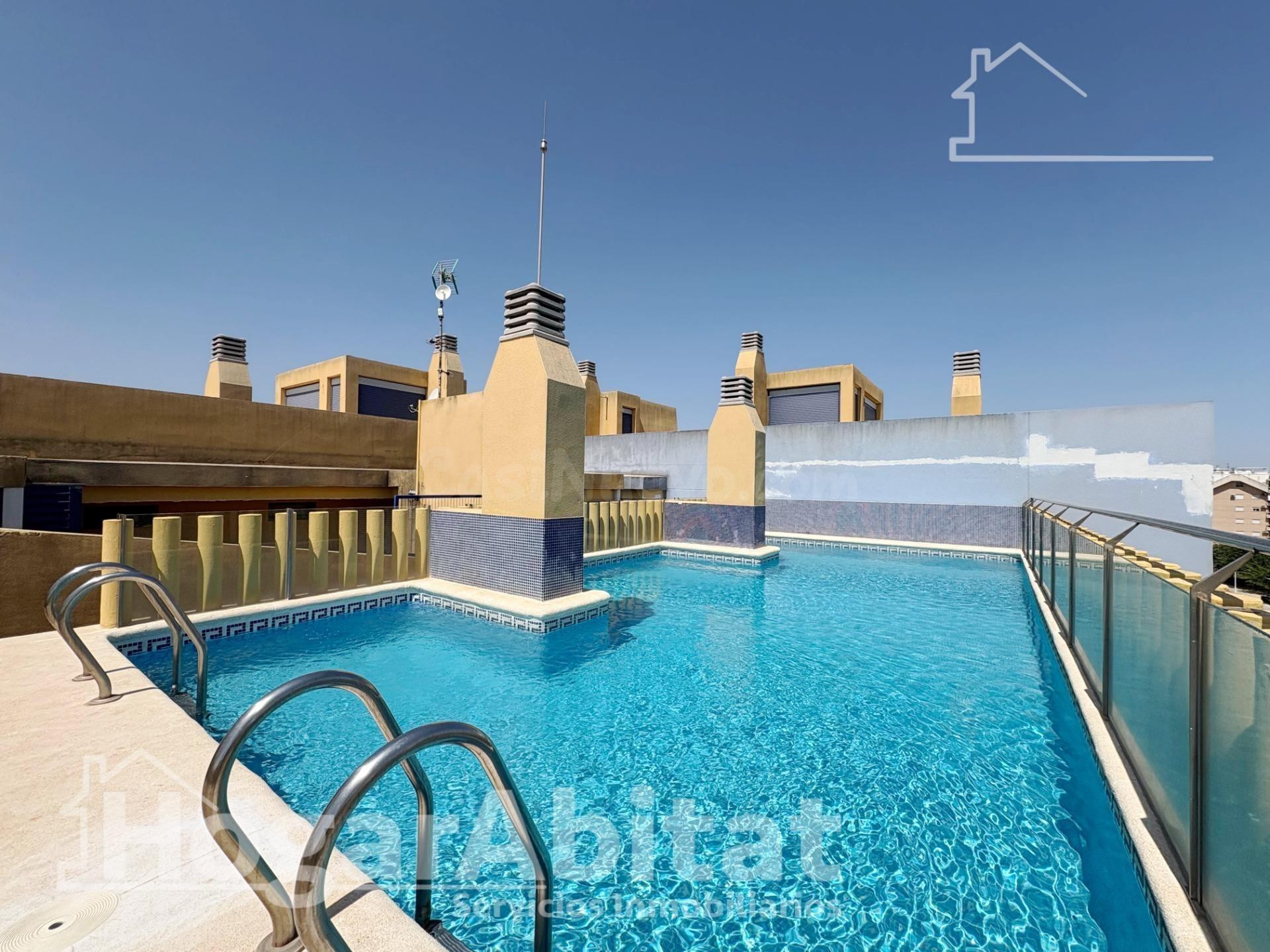 EXTERIOR CON TERRAZA Y PISCINA CERCA DE LA PLAYA - foto 3