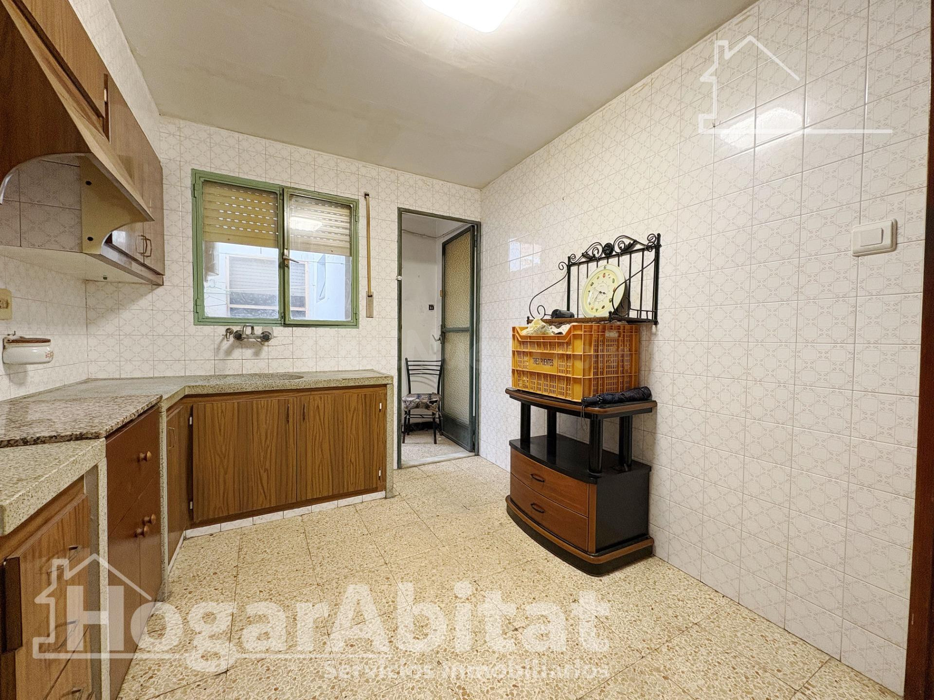 AMPLIA CASA PARA REFORMAR CON GARAJE Y TERRAZA EN EL CENTRO