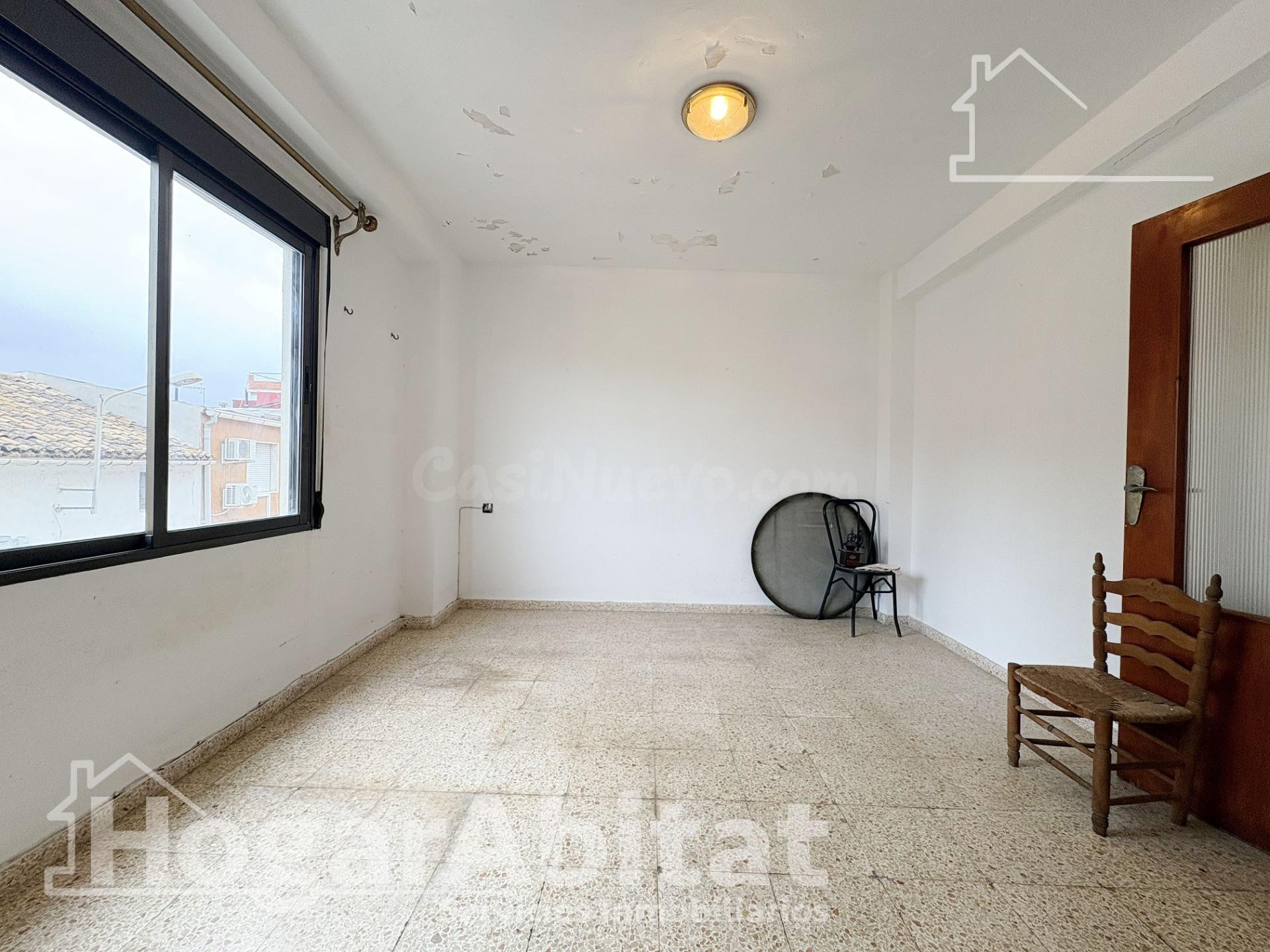 AMPLIA CASA PARA REFORMAR CON GARAJE Y TERRAZA EN EL CENTRO - foto 4
