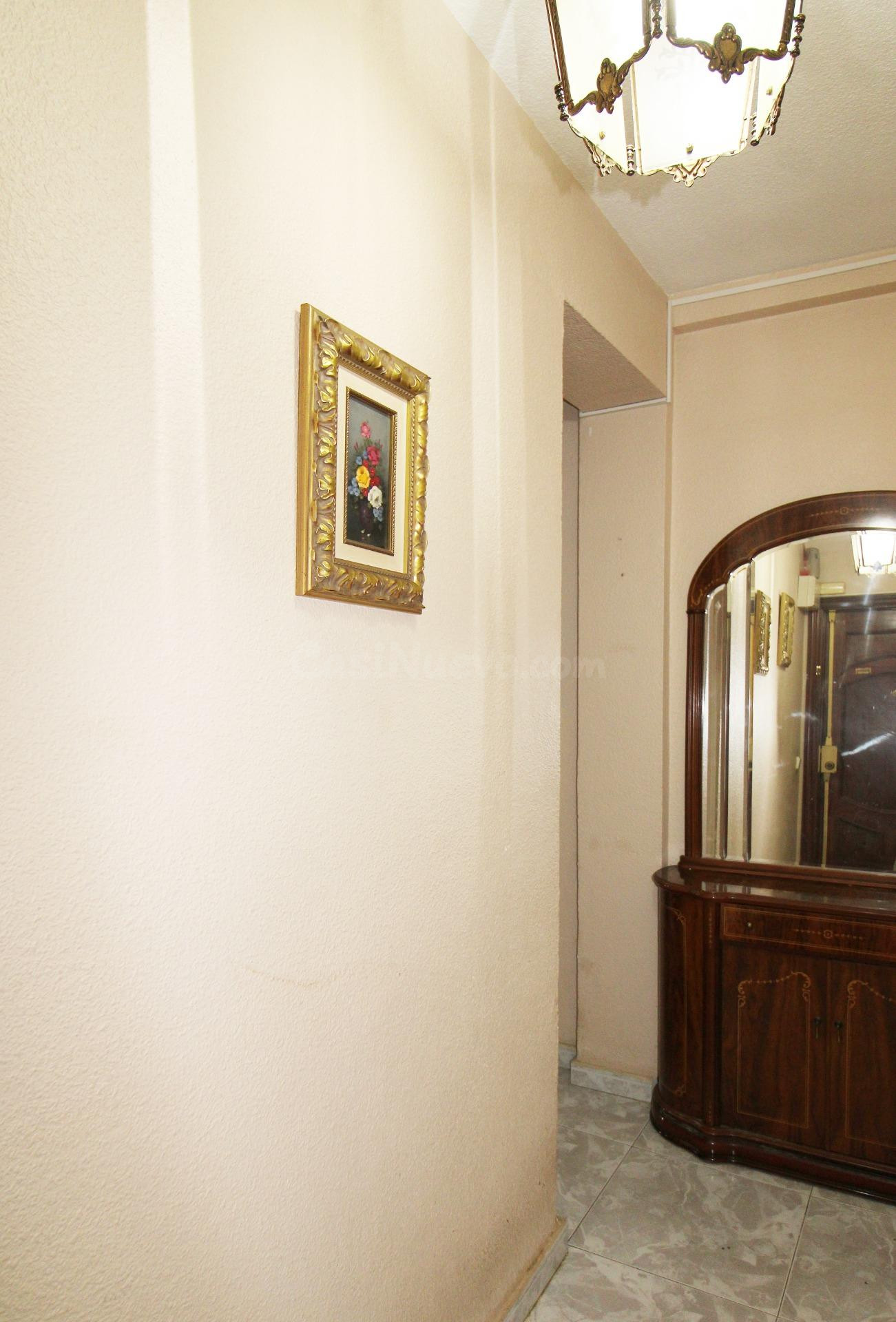 Piso con 3 dormitorios y terraza en la zona de Jesús Rescatado - foto 2