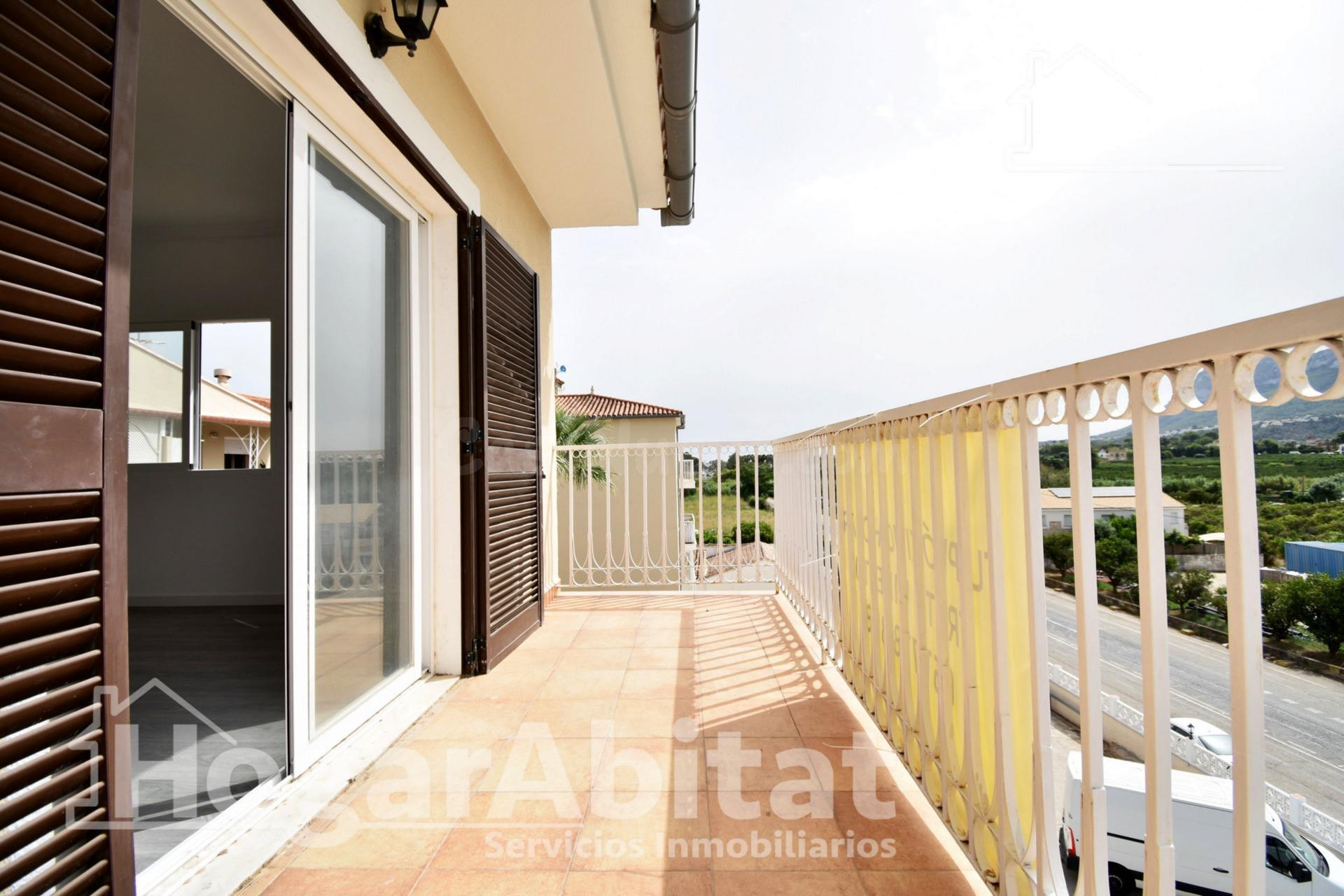 ÁTICO REFORMADO CON TERRAZA Y VISTAS DESPEJADAS AL MONTGÓ - foto 2