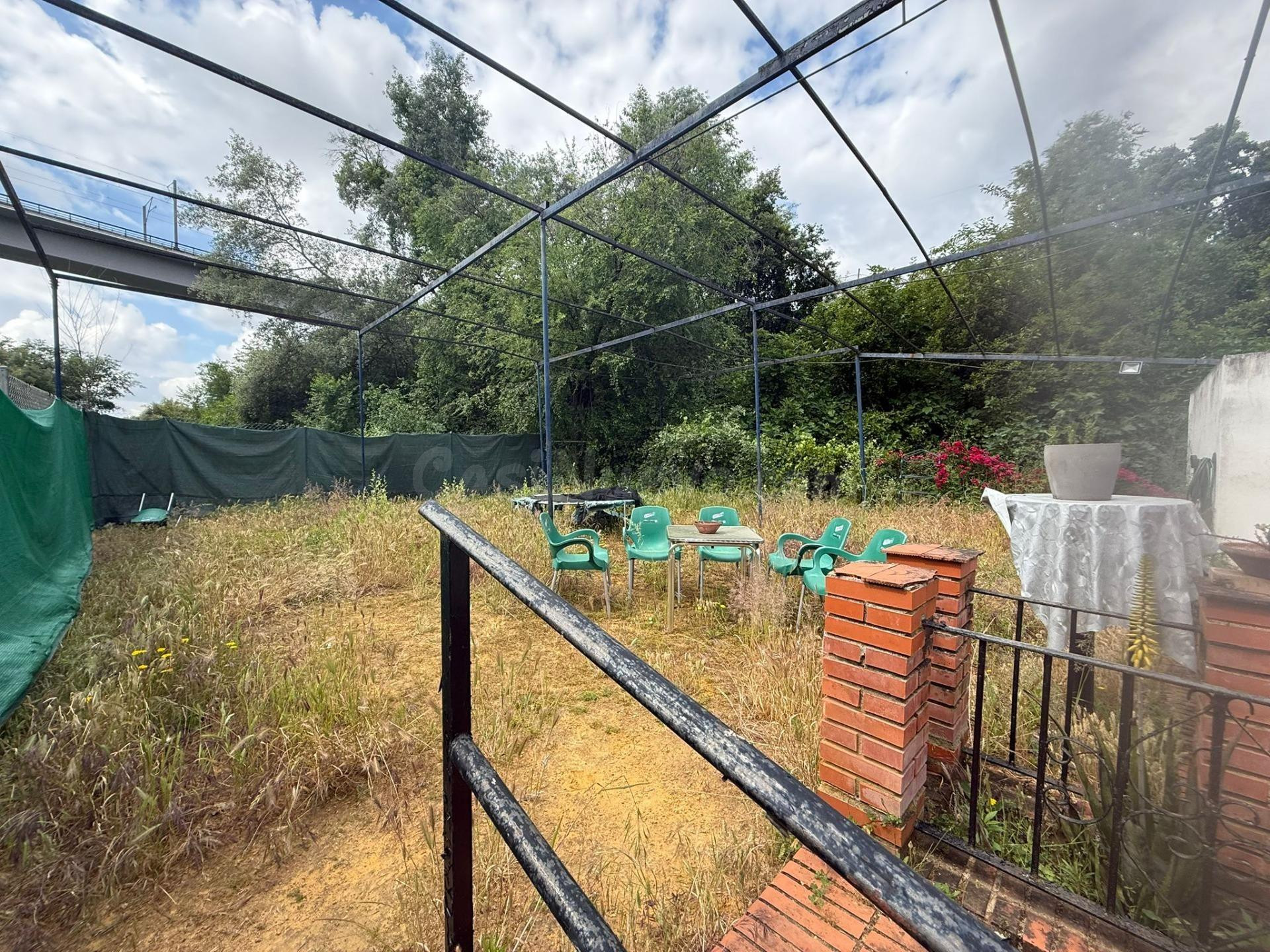 Parcela de terreno con casa y nave junto a El puente Mocho(A