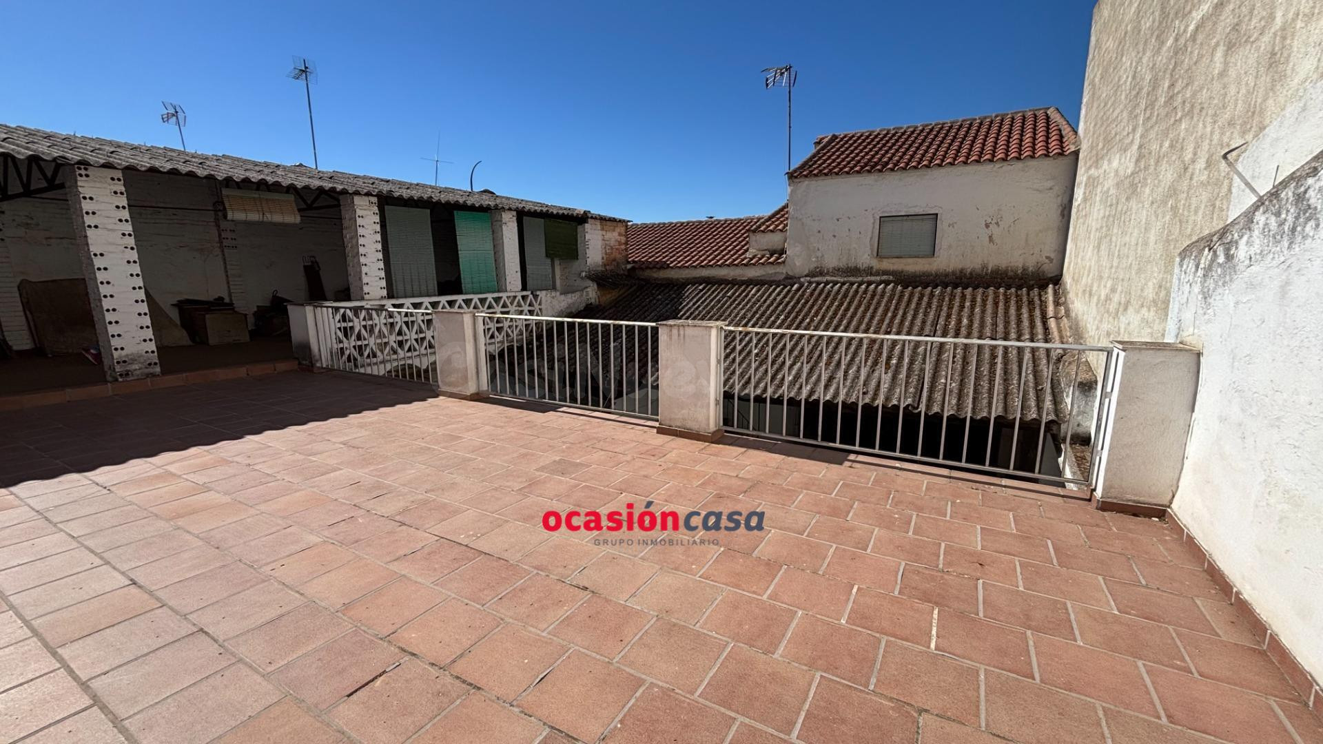 CASA + PISO DE 2 PLANTAS Y COCHERA A LA VENTA - foto 2
