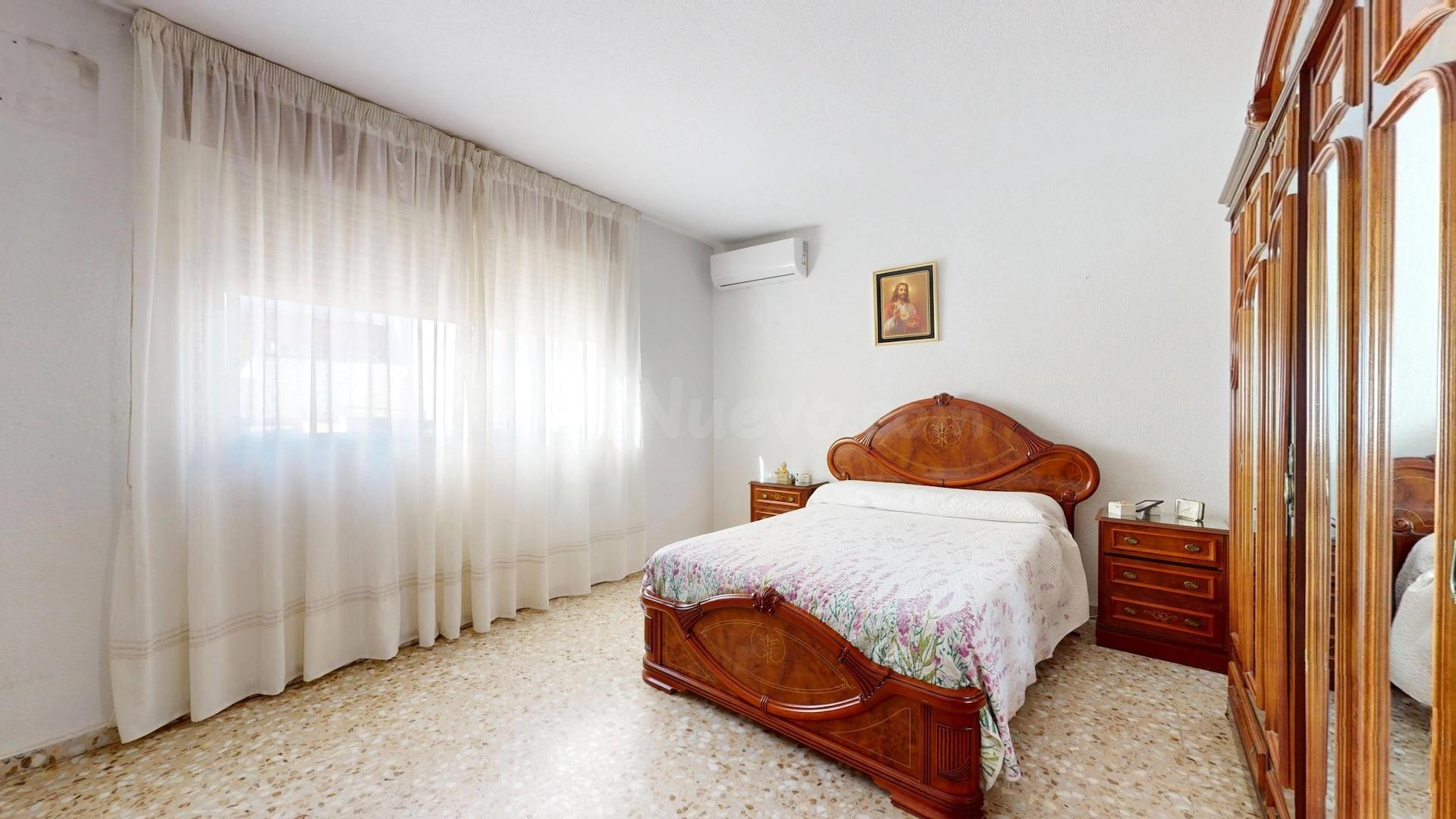 PISO AMPLIO CON PATIO Y TERRAZA EN LEVANTE - foto 4