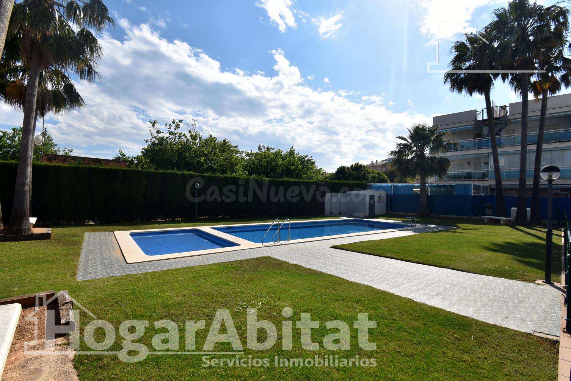 SEMINUEVO CON TERRAZA, PISCINA Y GARAJE CERCA DE LA PLAYA - foto 2
