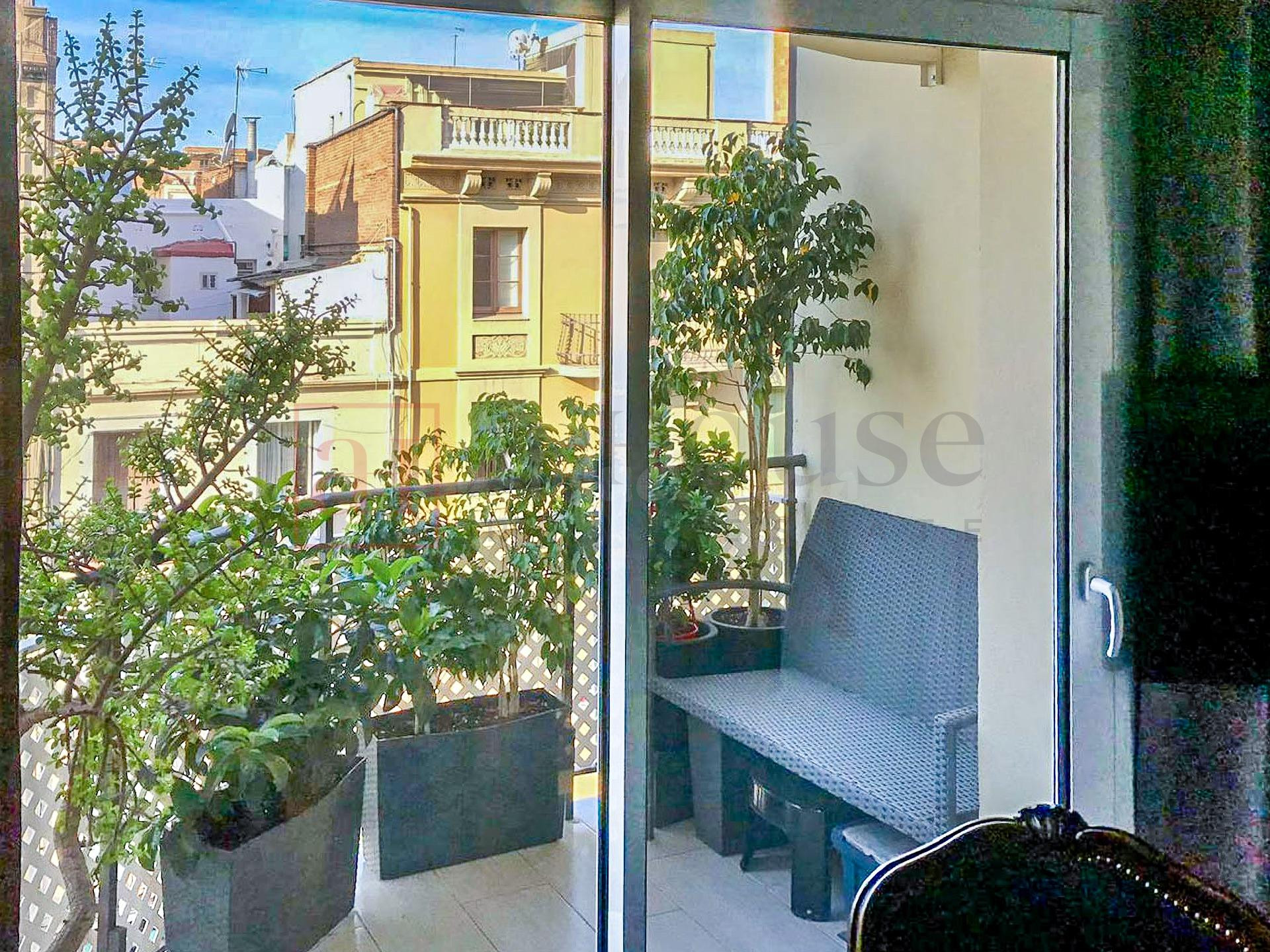 PISO LISTO PARA ENTRAR A VIVIR CON BALCÓN/TERRAZA EN EL PORT