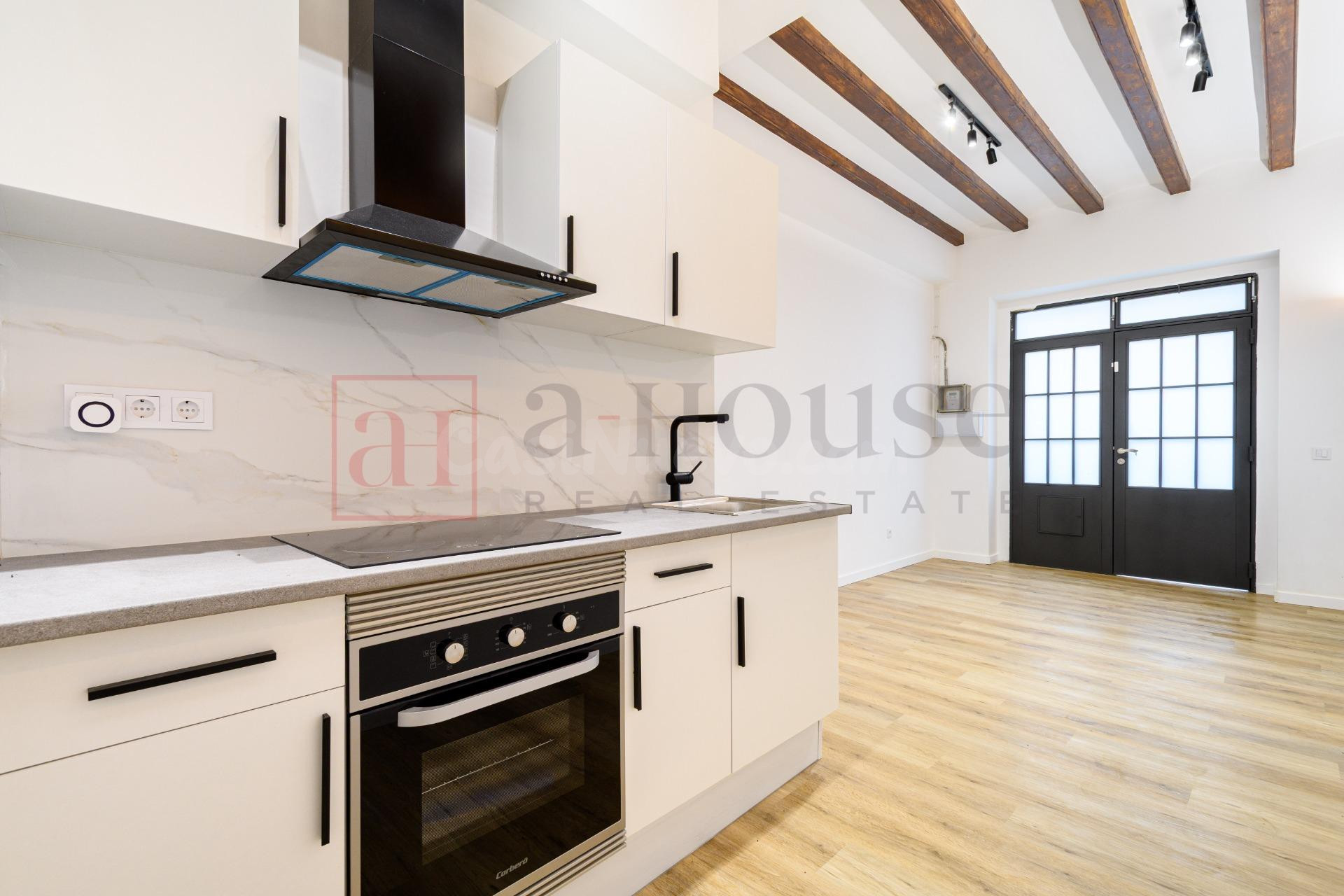 PLANTA BAJA CON ENCANTO EN PLENO POBLE SEC