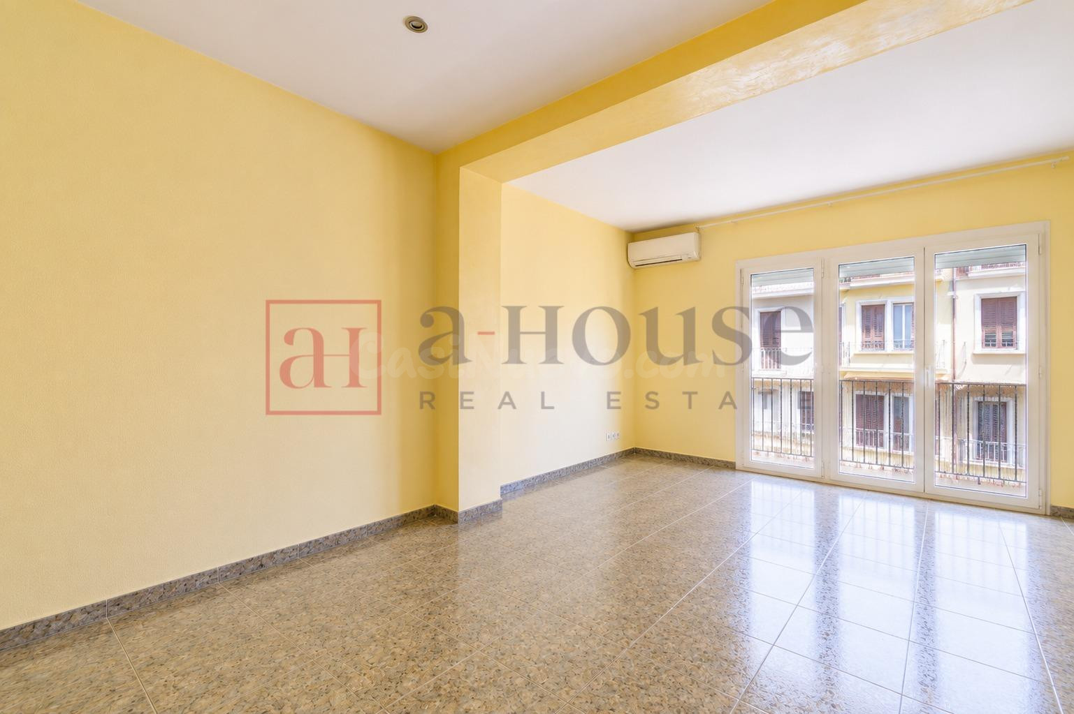 PISO LISTO PARA ENTRAR A VIVIR CON GRAN BALCÓN Y DOBLE ORIENTACIÓN EN L'EIXAMPLE