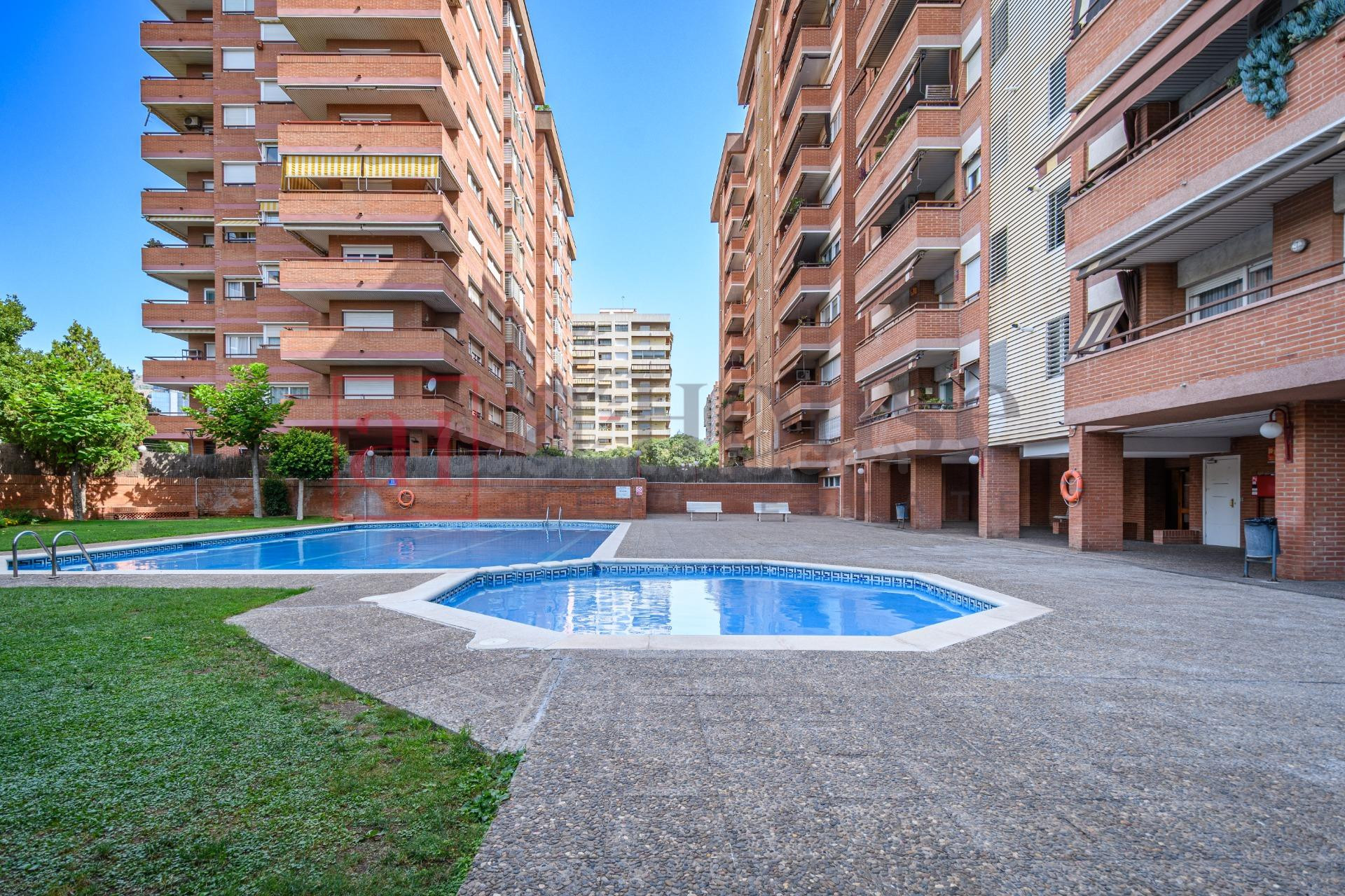 PISO LISTO PARA ENTRAR A VIVIR, CON GRAN BALCÓN Y PISCINA CO