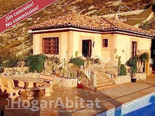 ESPECTACULAR CHALET CON PISCINA, GARAJE  Y 2 TERRAZAS - foto 2