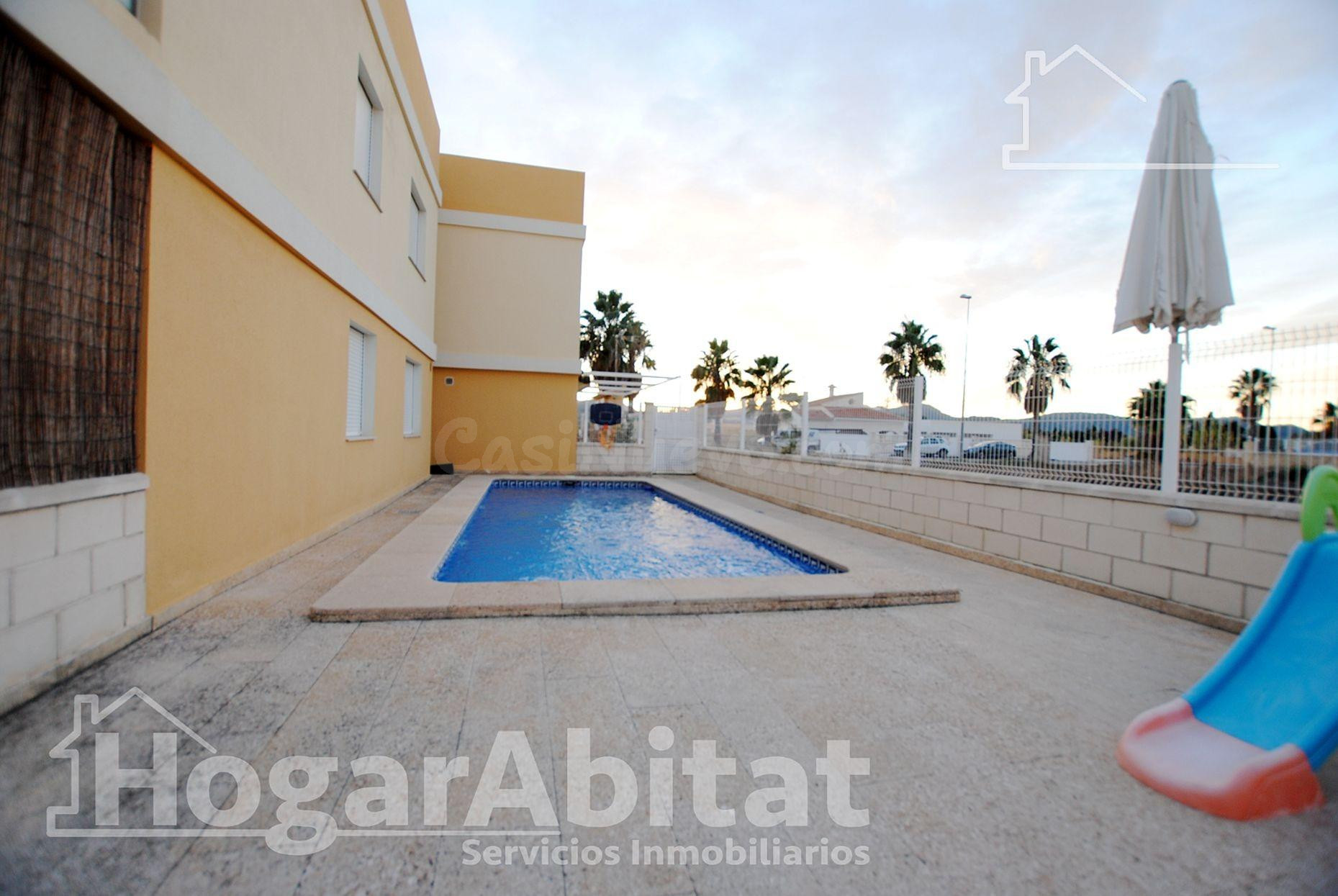 ADOSADO CON PISCINA, GARAJE Y TERRAZA CERCA DE LA PLAYA