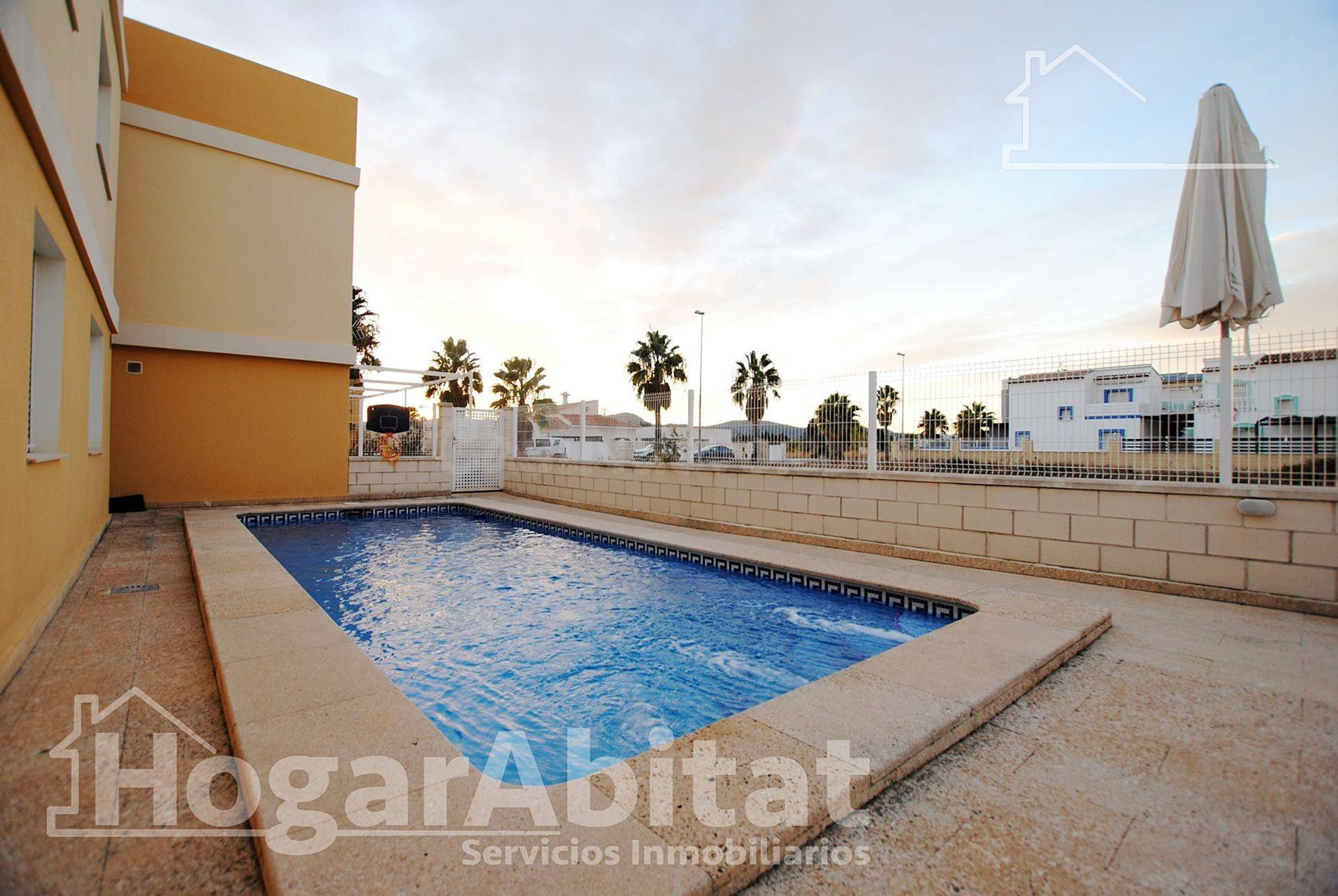 ADOSADO CON PISCINA, GARAJE Y TERRAZA CERCA DE LA PLAYA - foto 2