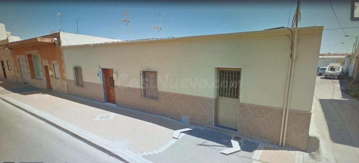 SE VENDE AMPLIA CASA EN CARRETERA DE LA MOJONERA