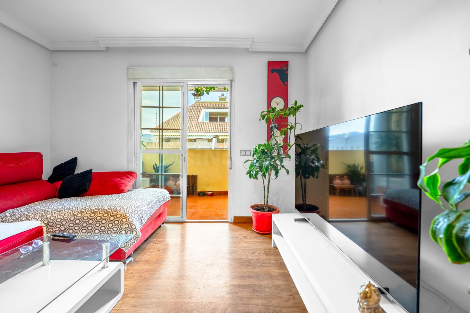 Se vende piso de 3 dormitorios con piscina y zonas verdes en - foto 2