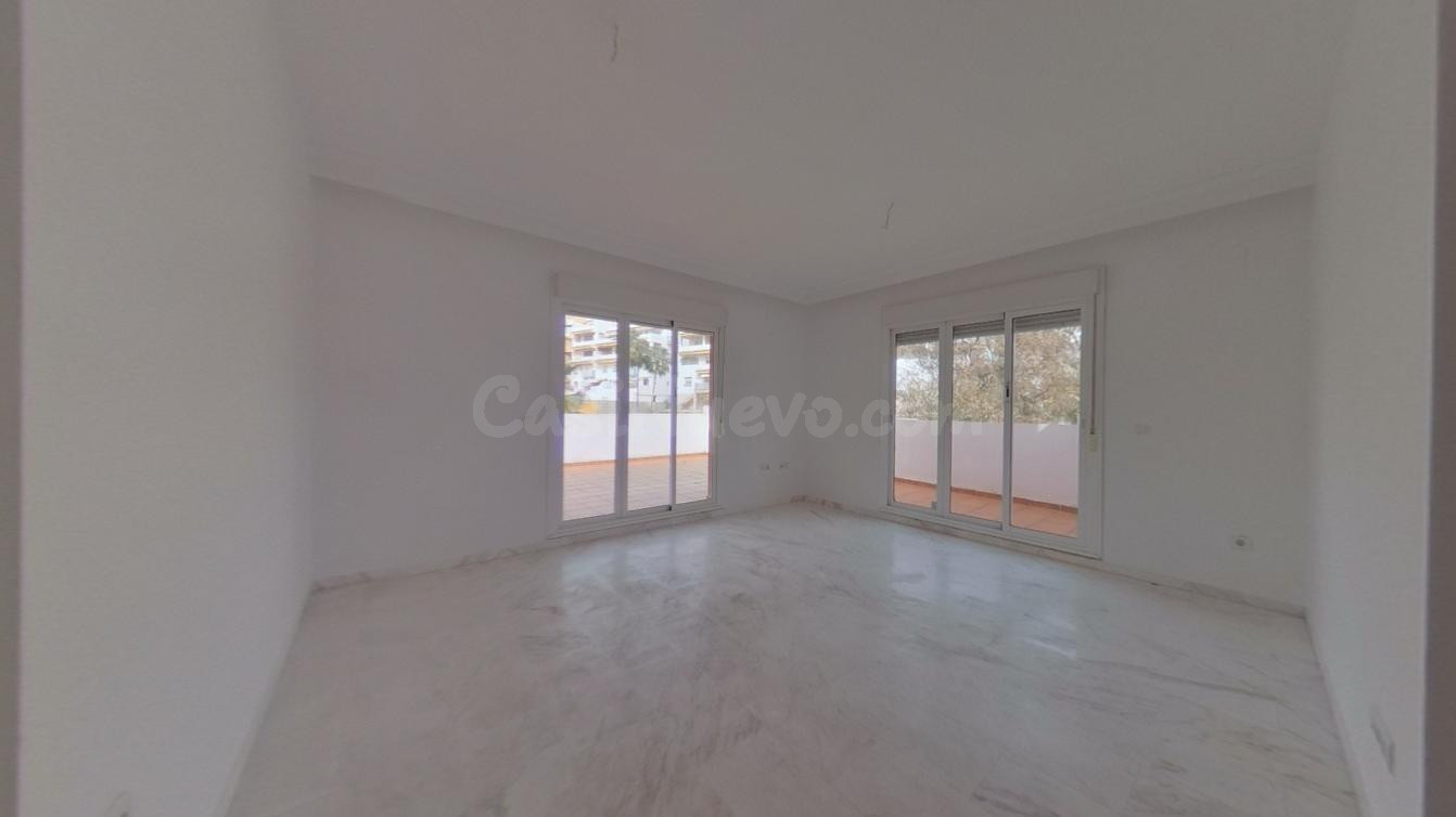 Benalmádena - Ático, 2 Dormitorios, Amplia Terraza - foto 2