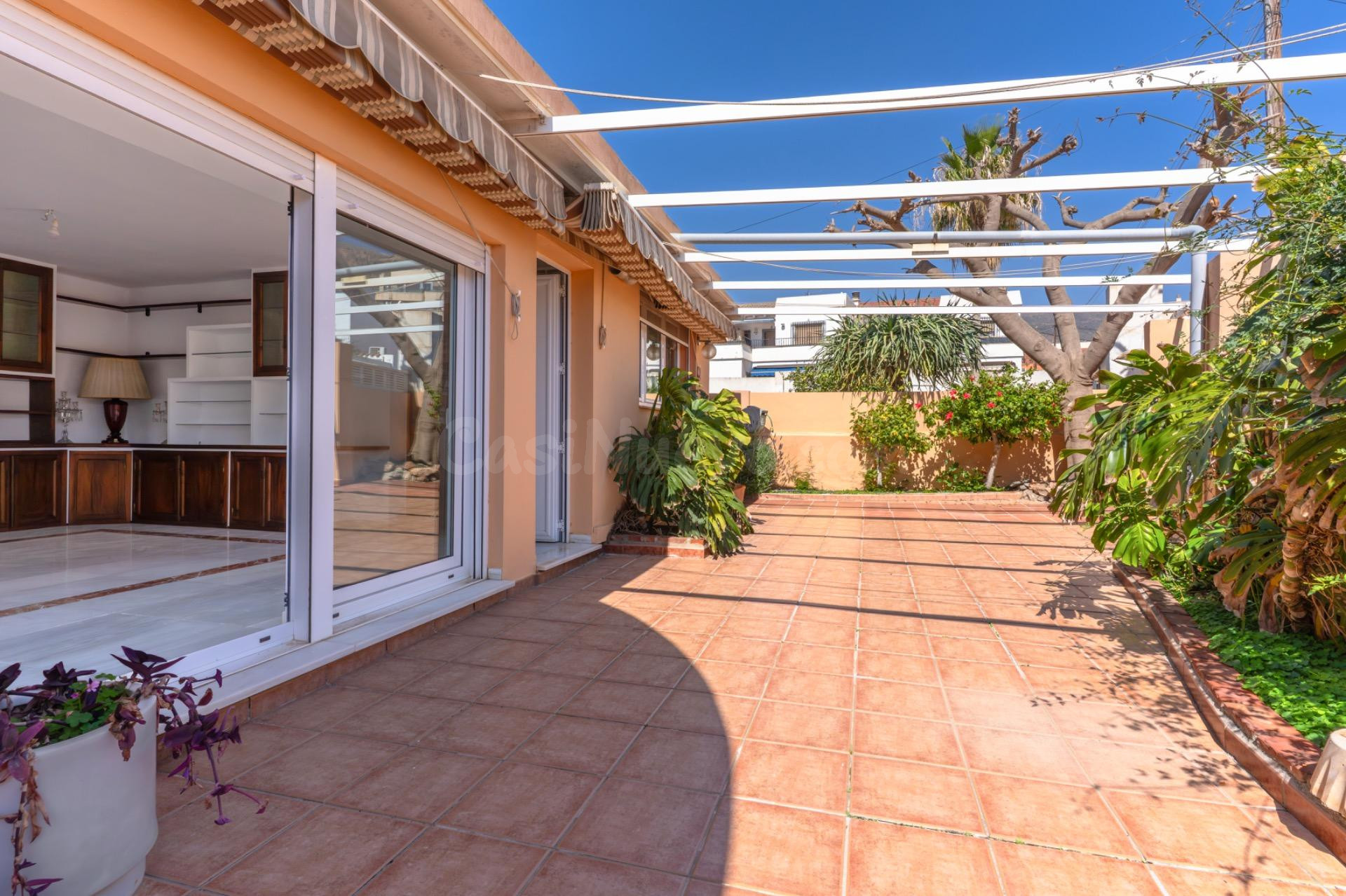 Chalet Independiente con Piscina y Jardín