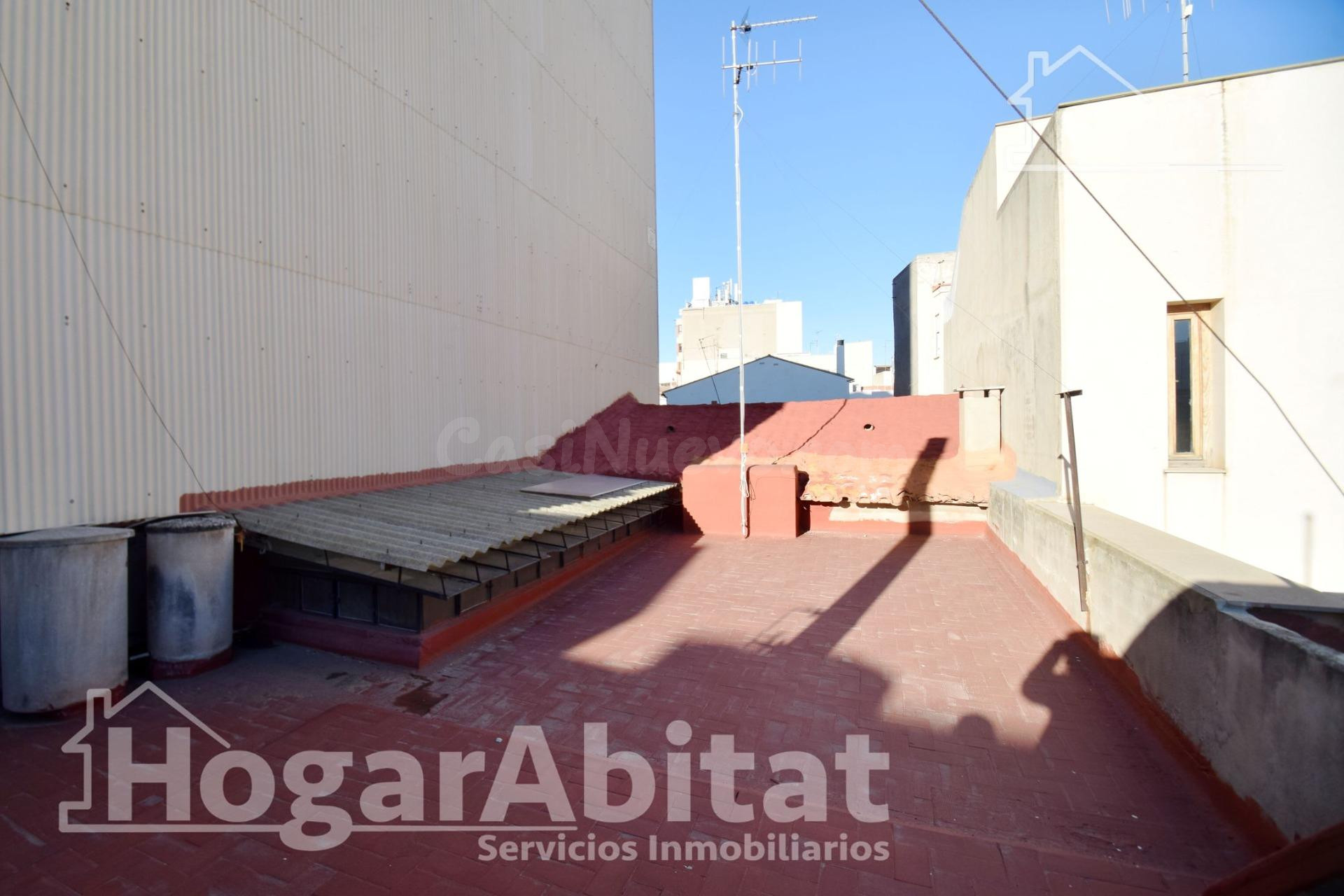 MAGNIFICA CASA CON TERRAZA Y LOCAL COMERCIAL EN EL CENTRO - foto 4
