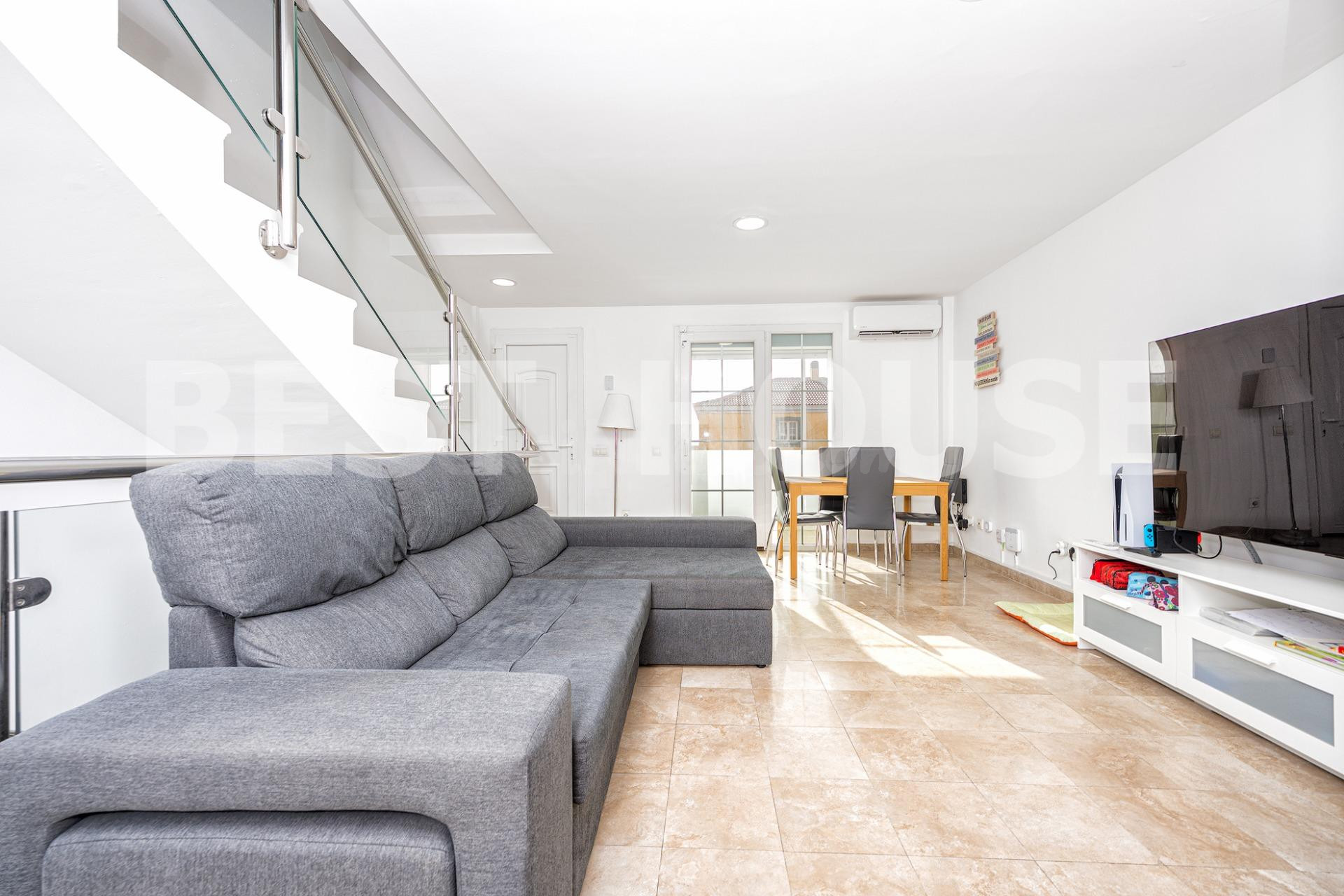 Casa Pareada Triplex con Energía Solar y Piscina Privada