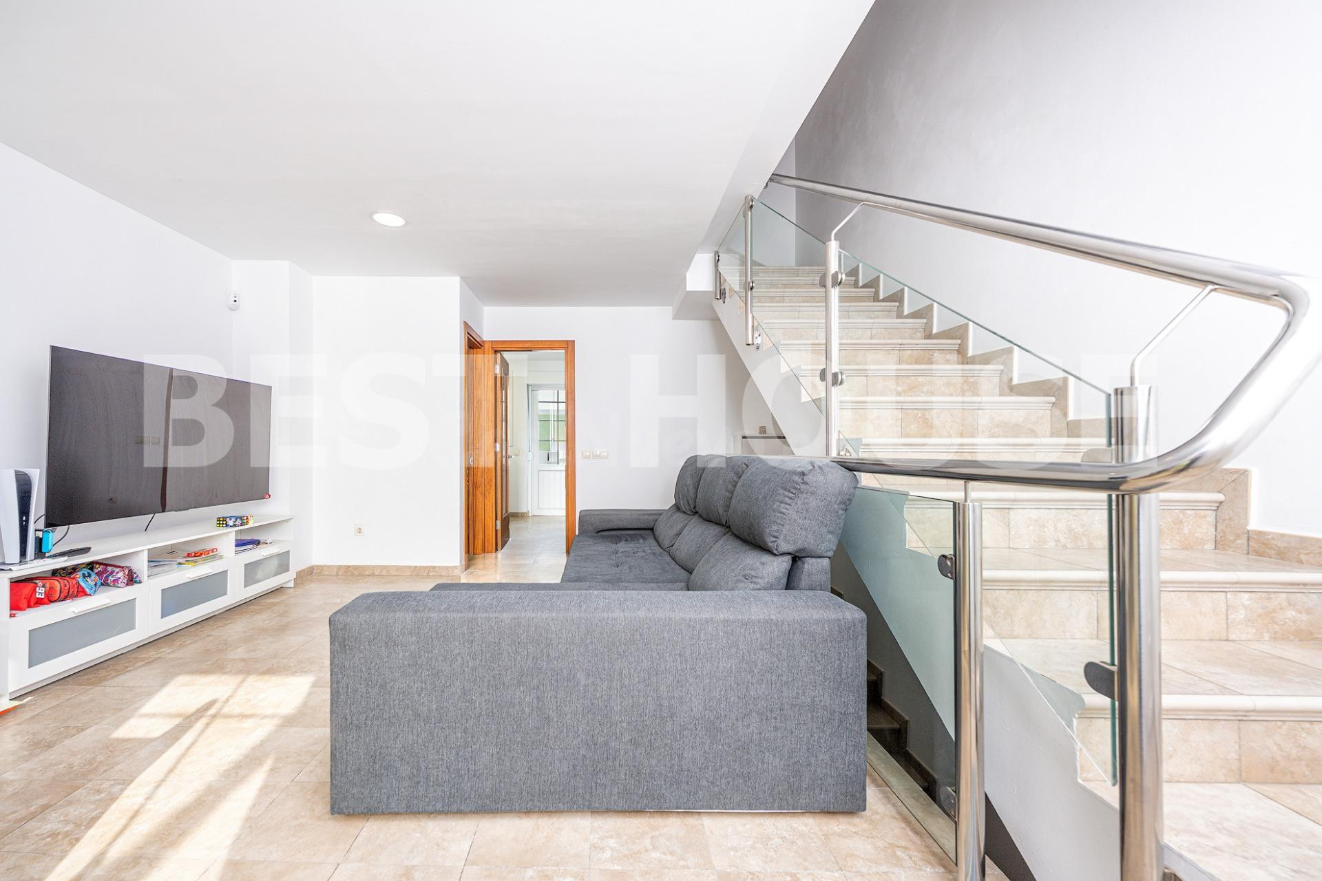 Casa Pareada Triplex con Energía Solar y Piscina Privada - foto 3