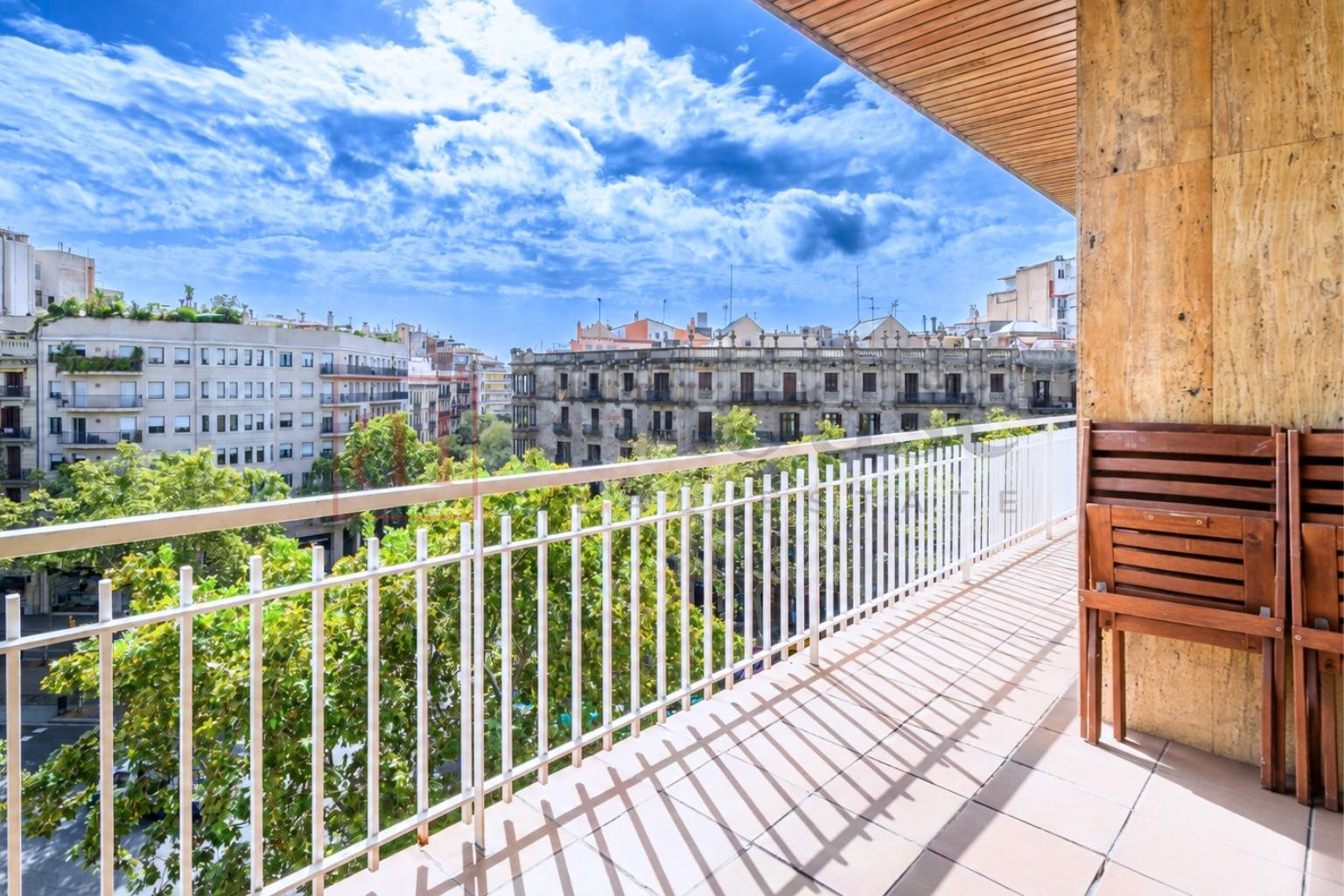 PISO ALTO CON BALCÓN/TERRAZA Y TRES PIEZAS EXTERIORES EN EL 