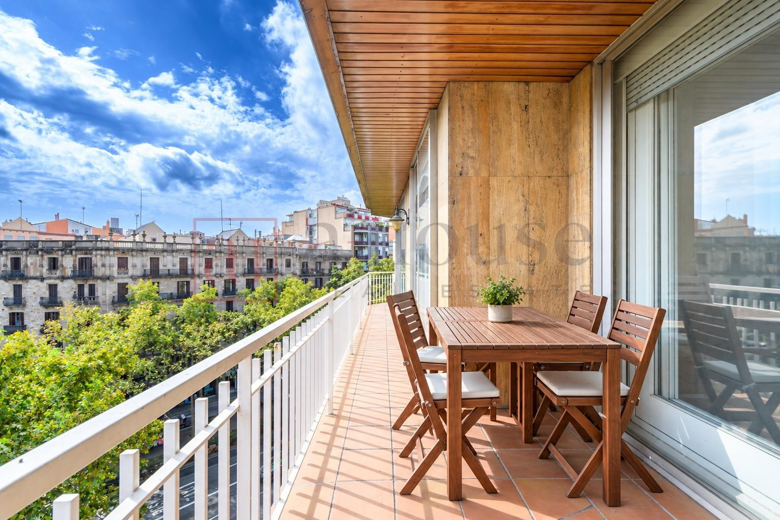 PISO ALTO CON BALCÓN/TERRAZA Y TRES PIEZAS EXTERIORES EN EL  - foto 2