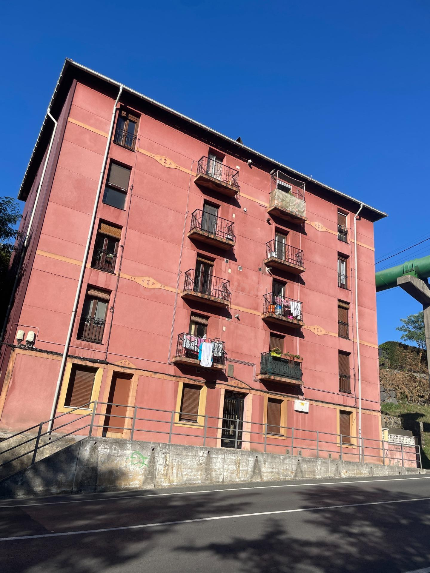 Piso de 3 habitaciones con vistas al bosque y excelentes con