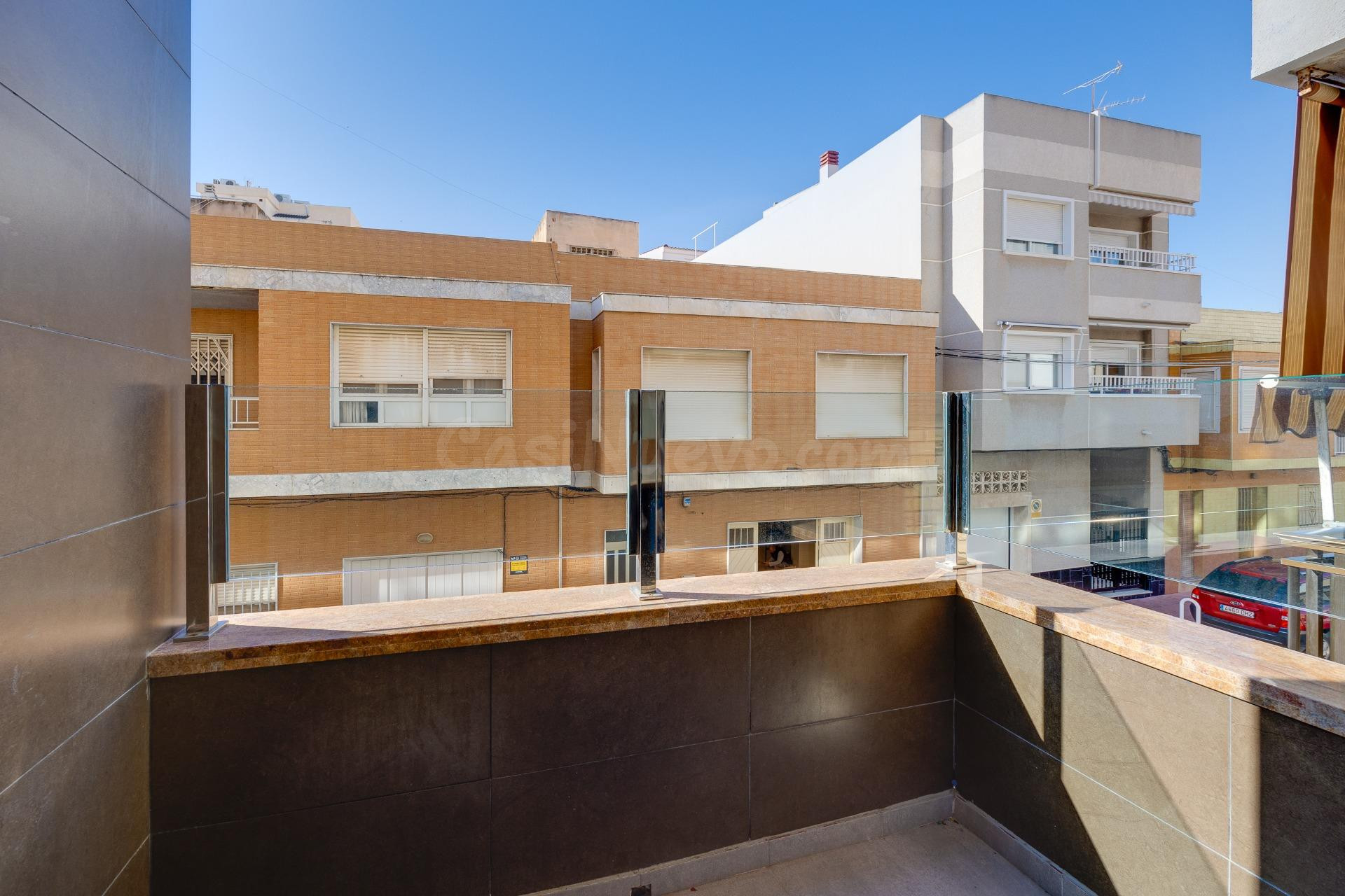 APARTAMENTO A 600M DEL PUERTO DE TORREVIEJA Y LISTO PARA ENT - foto 3