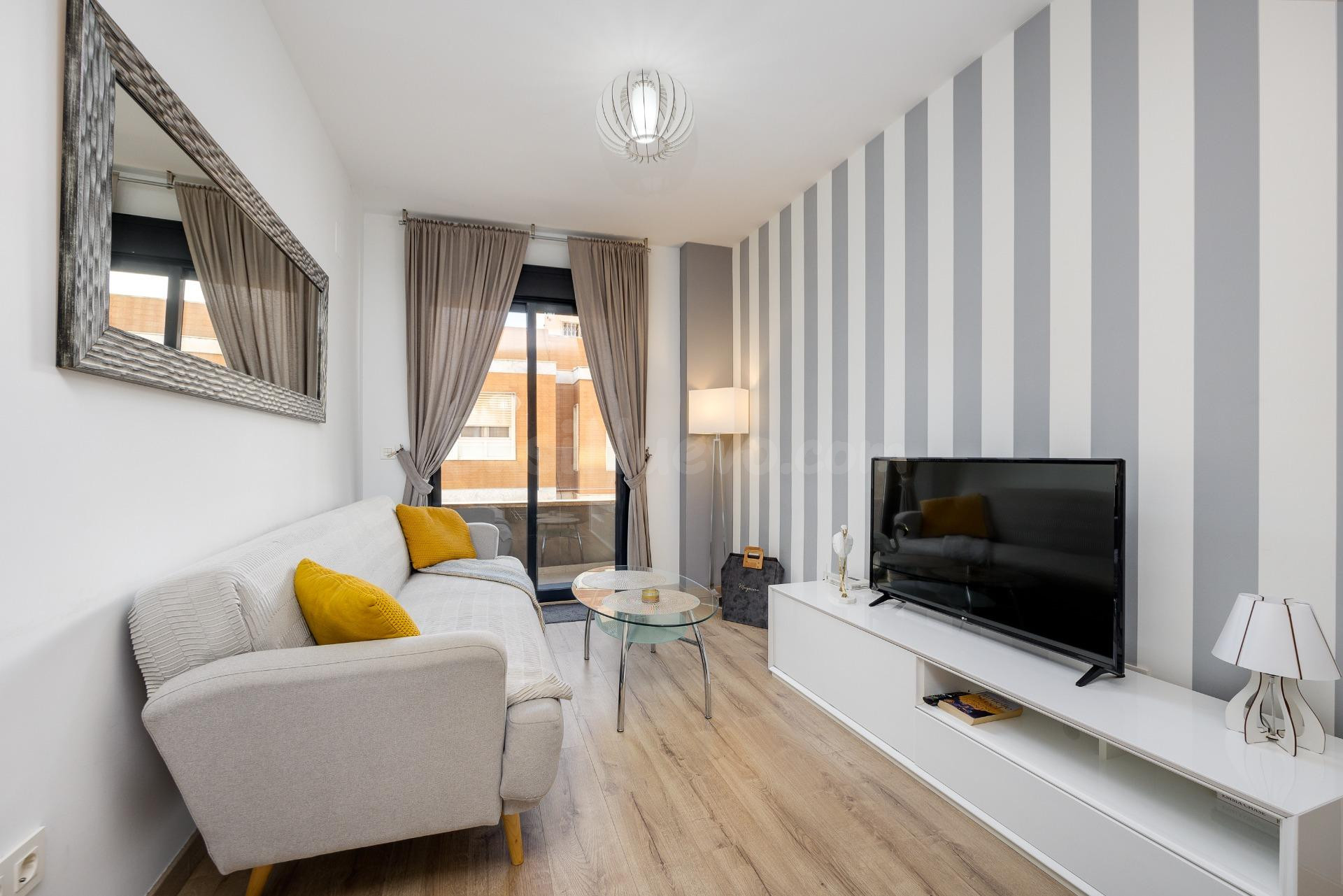 APARTAMENTO A 600M DEL PUERTO DE TORREVIEJA Y LISTO PARA ENT - foto 5