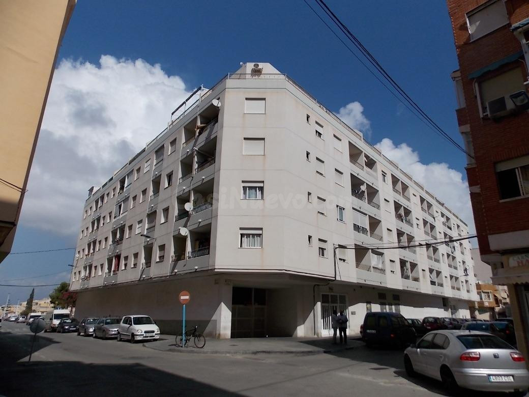 Apartamento de 2 dormitorios con piscina y terraza junto a Plaza del Molino – Torrevieja