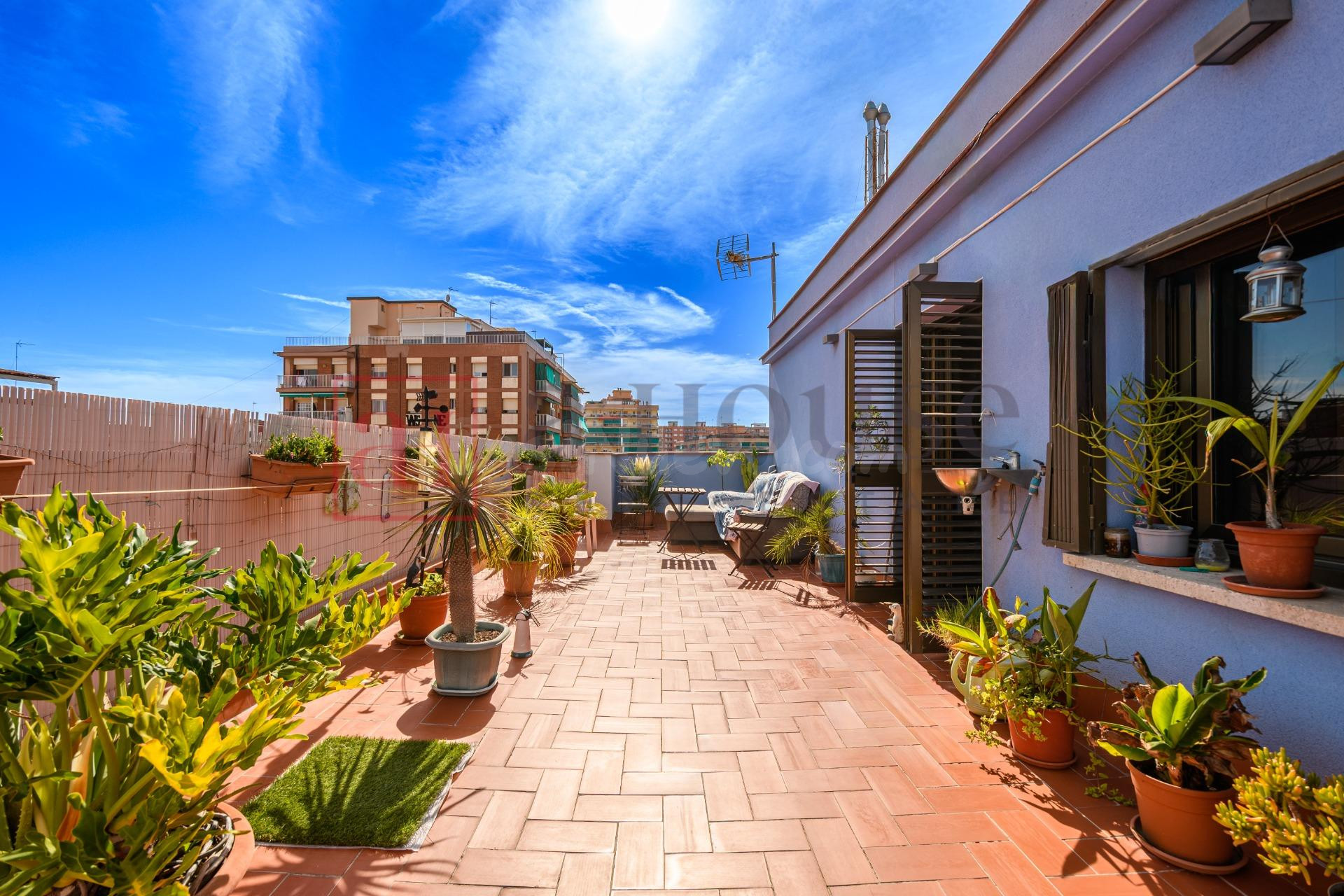ÁTICO REFORMADO CON TERRAZA Y EXCELENTE RENTABILIDAD EN LLEF - foto 2