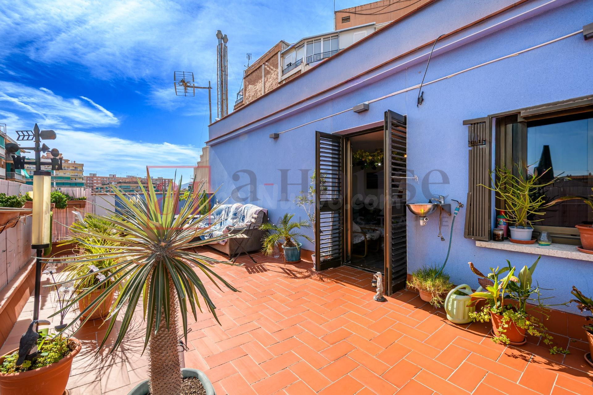 ÁTICO REFORMADO CON TERRAZA Y EXCELENTE RENTABILIDAD EN LLEF - foto 3