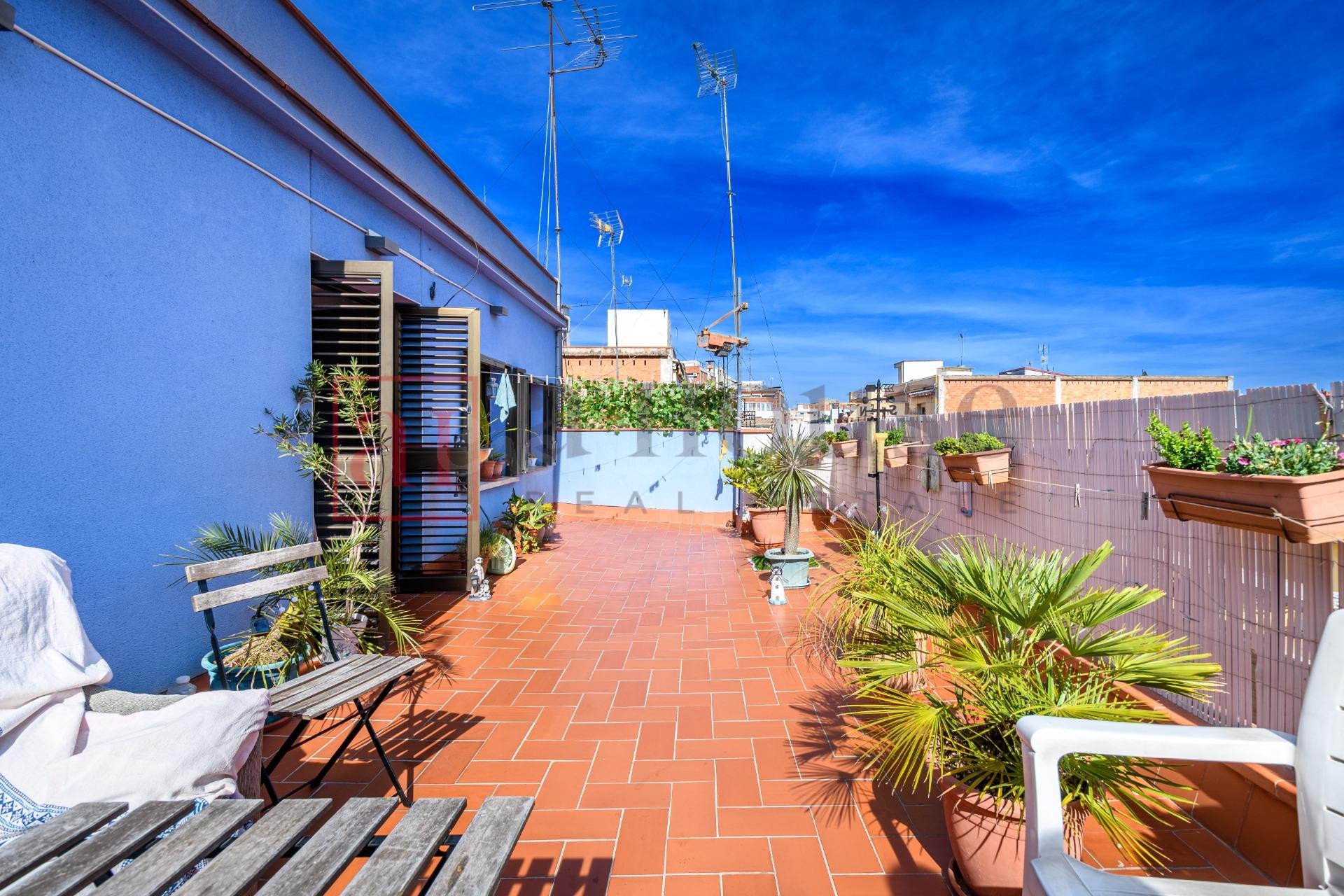 ÁTICO REFORMADO CON TERRAZA Y EXCELENTE RENTABILIDAD EN LLEF - foto 4