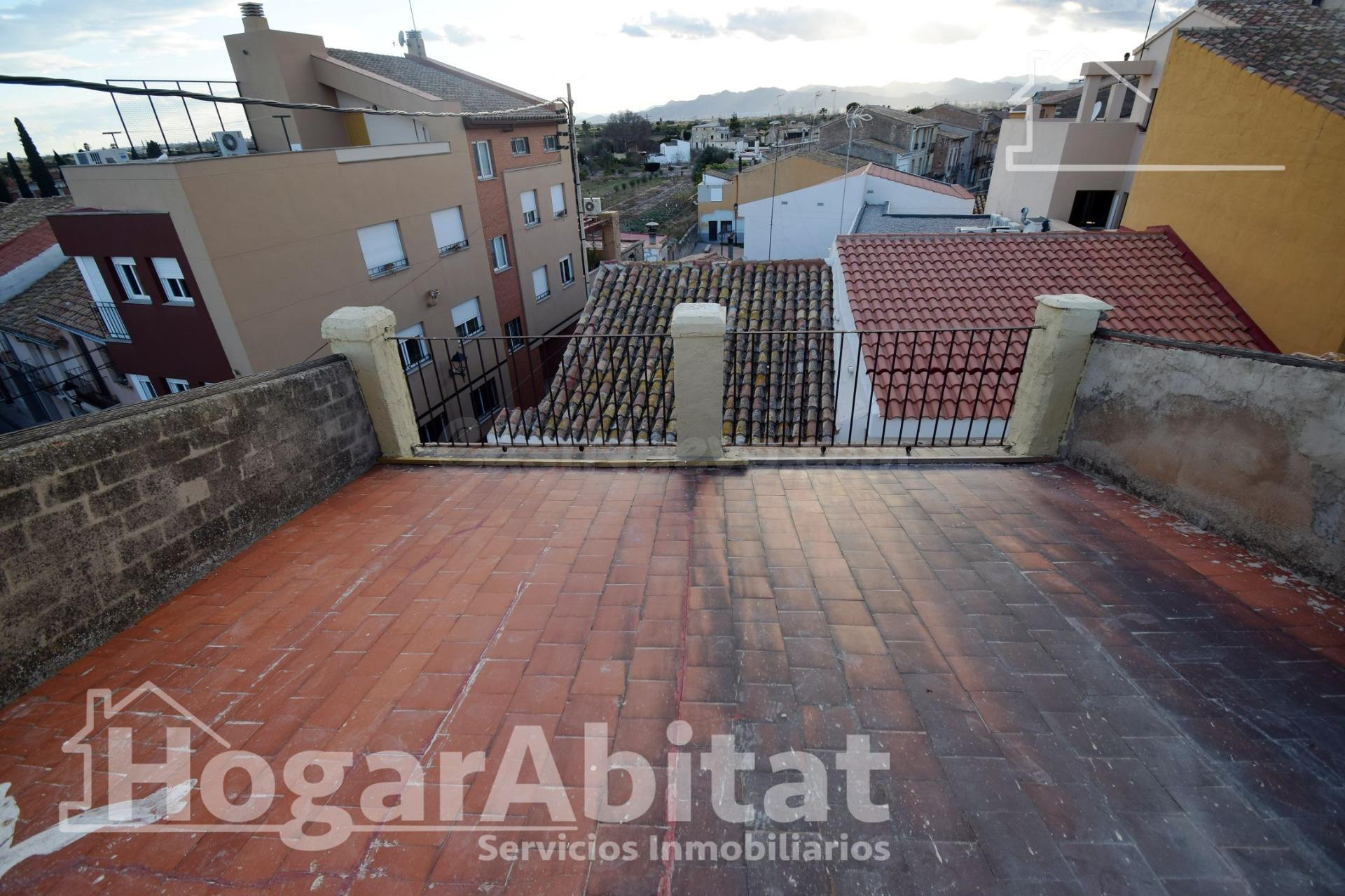 AMPLIA CASA CON 2 TERRAZAS Y GARAJE