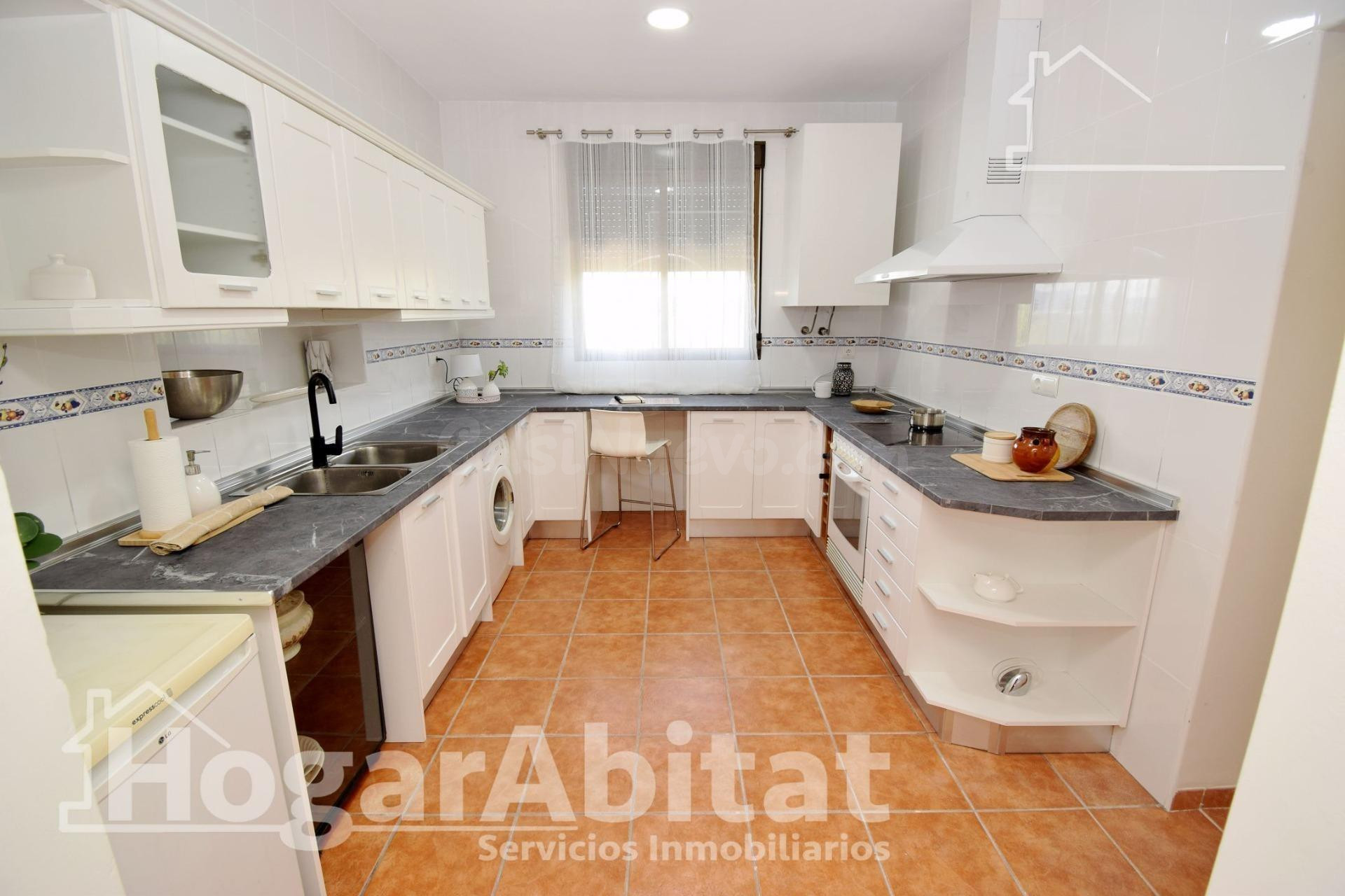 CHALET SEMINUEVO CON TERRAZA Y GARAJE - foto 3