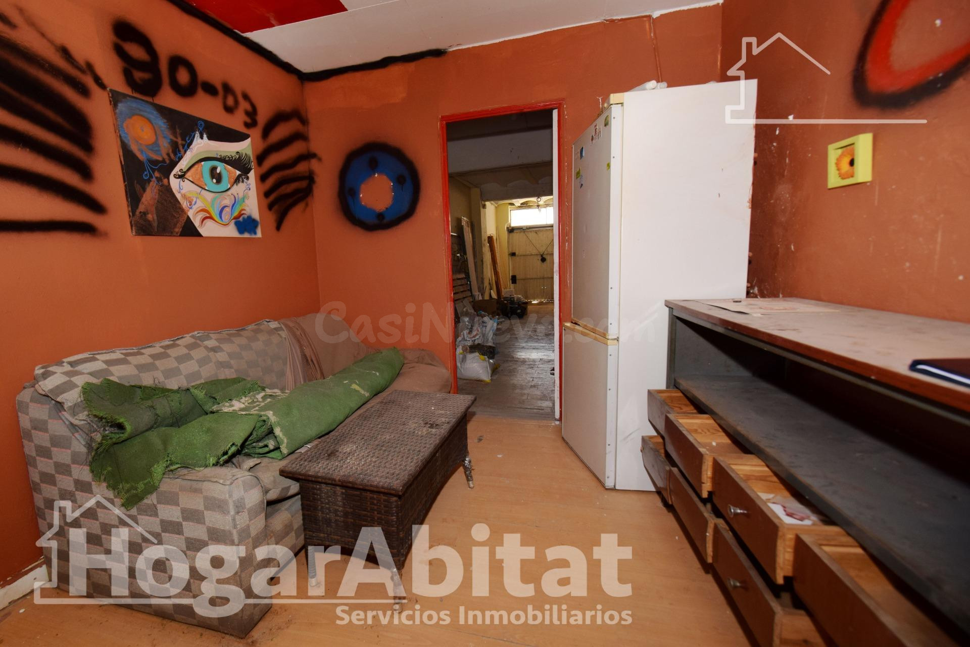 ¡GRAN OPORTUNIDAD! CASA ESQUINERA PARA REFORMAR CON GARAJE,  - foto 2