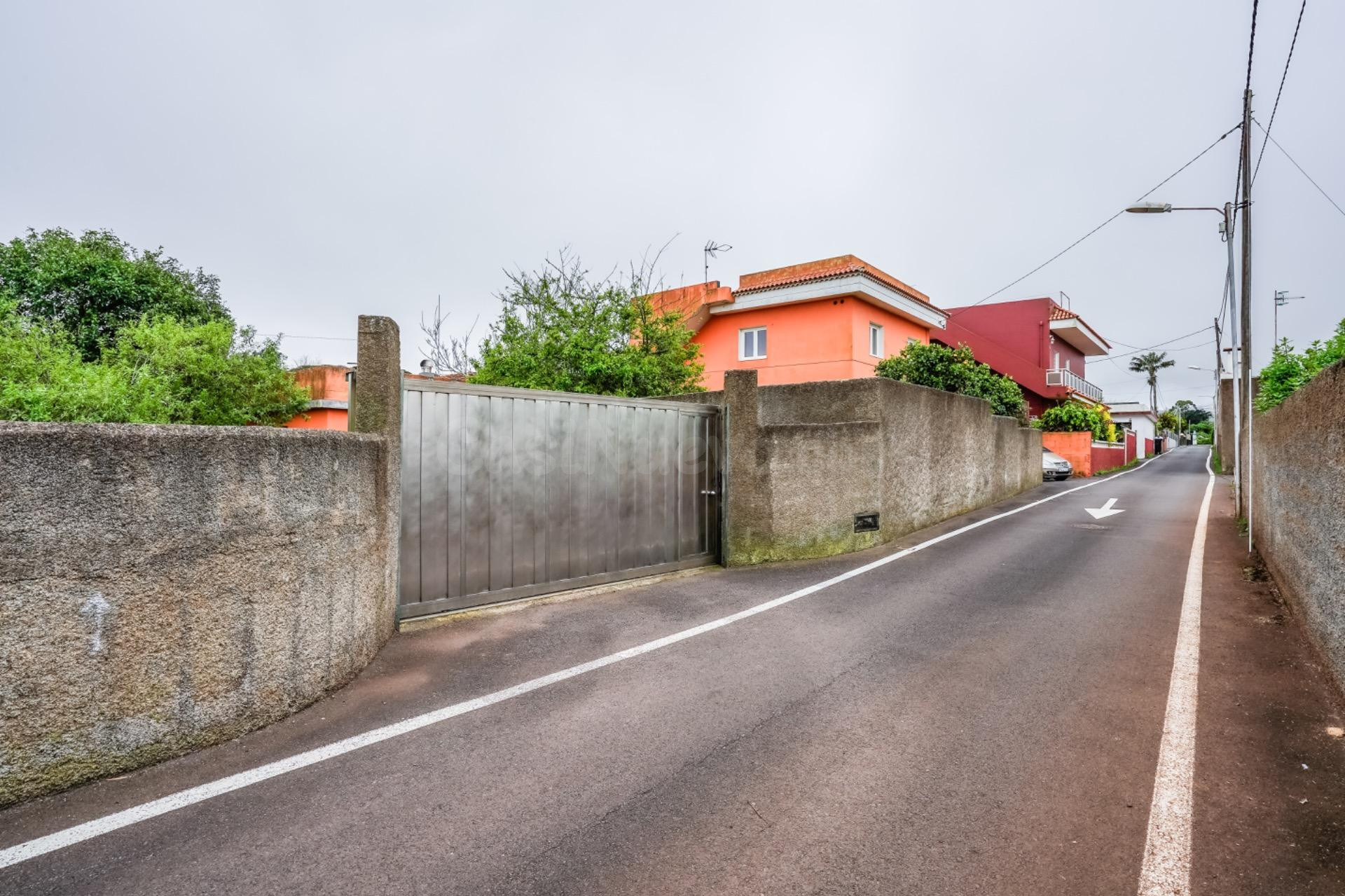 Terreno con 4 casas independientes